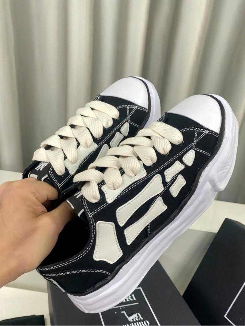 Unisex skate shoes, canvas slip-ons with wrapped soles, stylish low-top sneakers, trendy and comfortable versatile footwear for both men and women, outdoor athletic shoes.