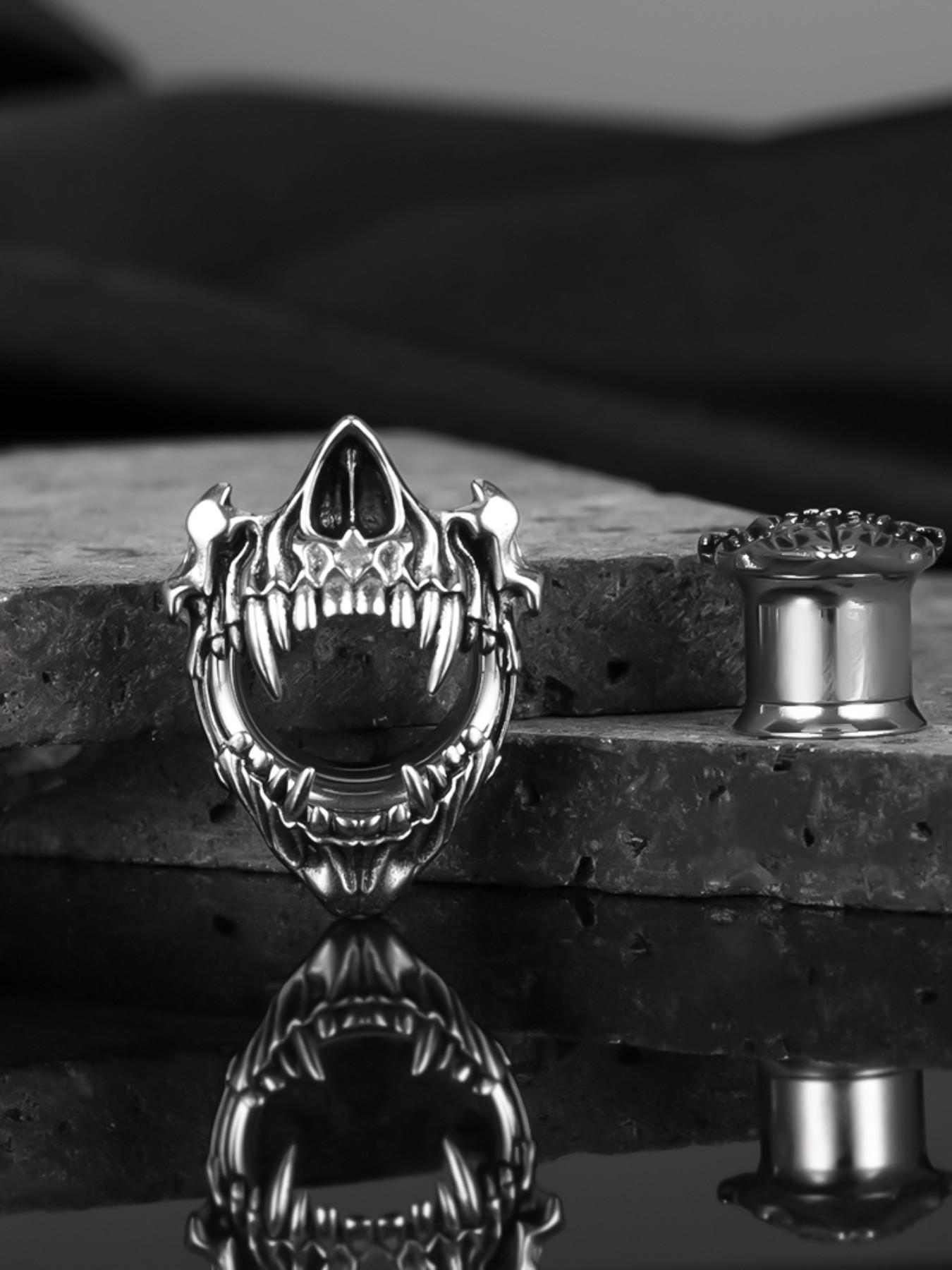 vanku 2pcs Gothic Skull Ear Tunnels, 316 Stainless Steel Halloween Punk Piercing Gauges, Casual Style for All Seasons, Plain Design