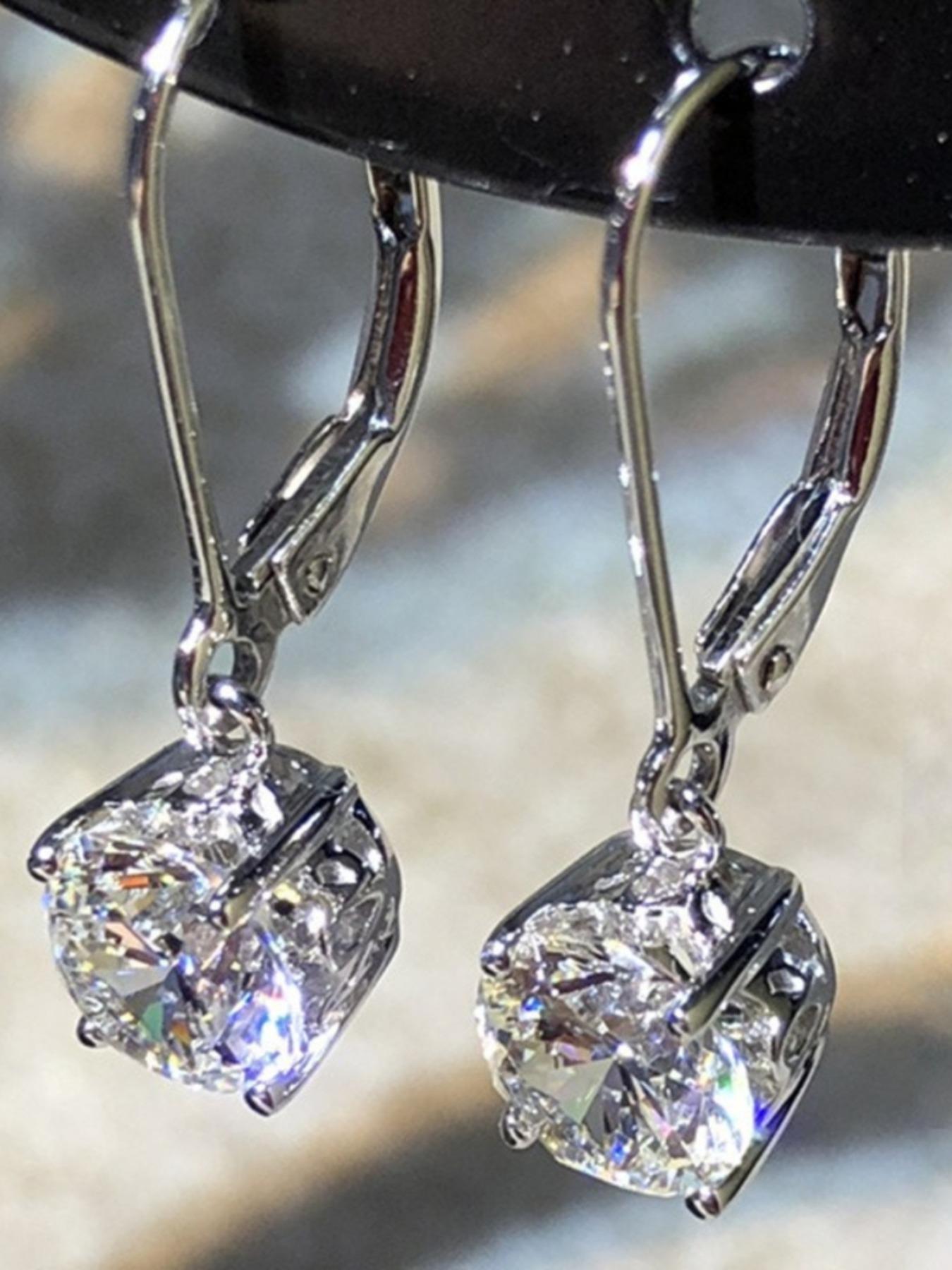 Elegant and fashionable ear buckles for women, exquisite niche light luxury pendant earrings, suitable for daily wear and holiday gifts