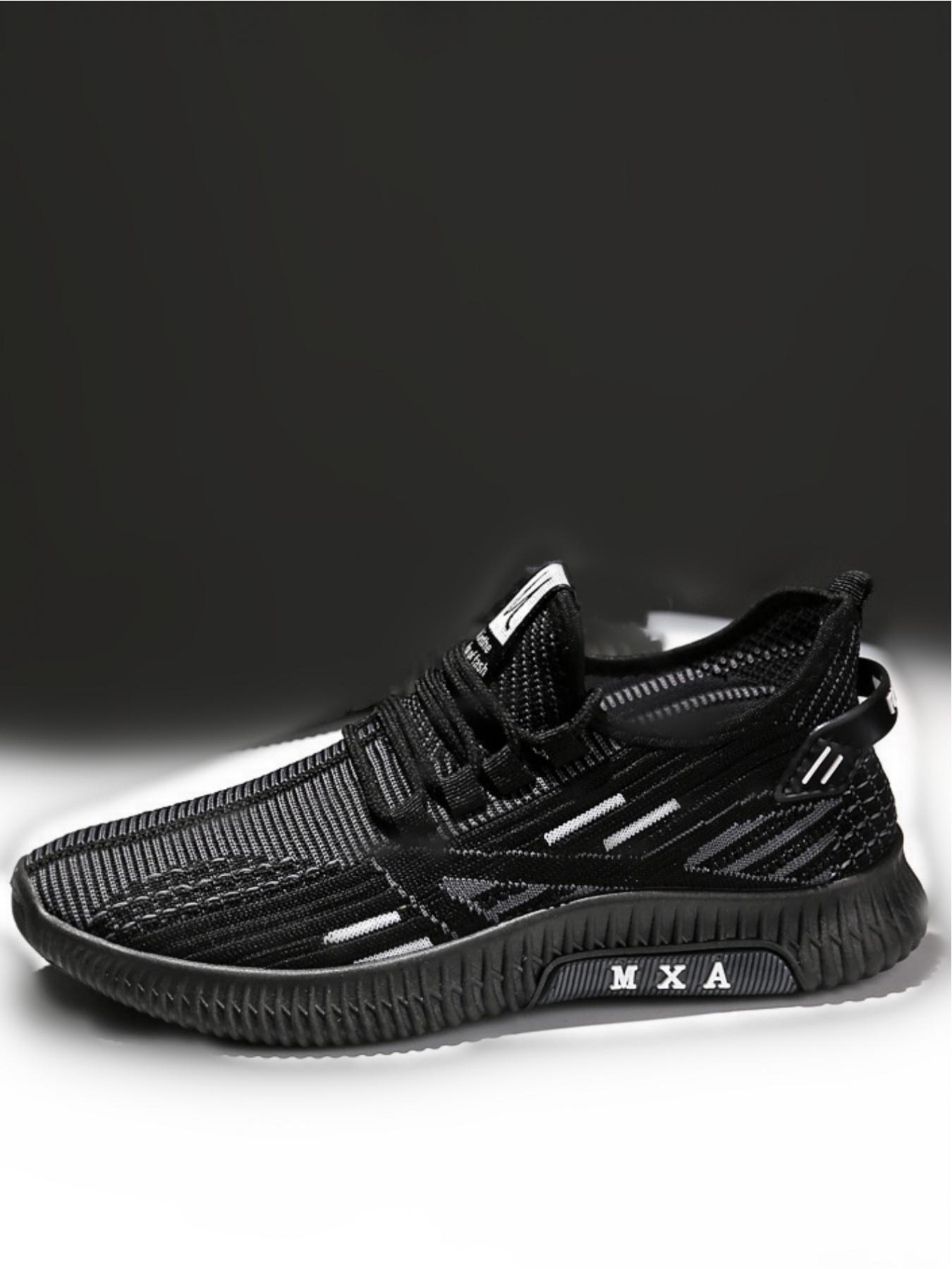 Men's casual sports shoes are made of lightweight and comfortable materials that fit the foot shape. The thick sole provides stable support and is suitable for daily commuting, outdoor leisure, running, fitness, hiking, and other leisure sports scenes