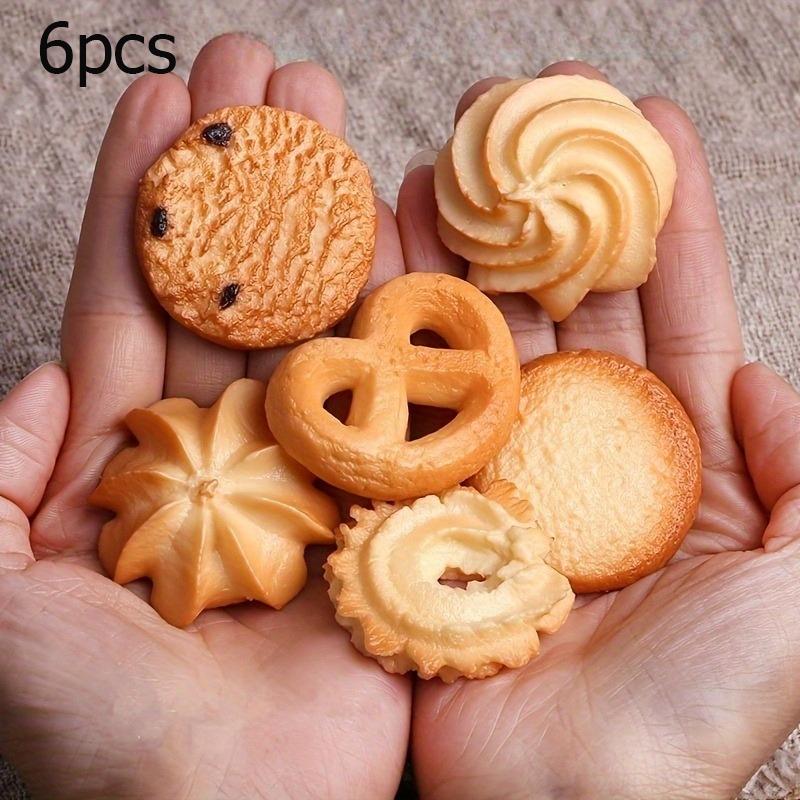12pcs Random Cookie Shape Hanging Decorations, Resin Material, Home Kitchen Decoration, Photography Props, DIY Phone Case, Refrigerator Magnet, Christmas Theme