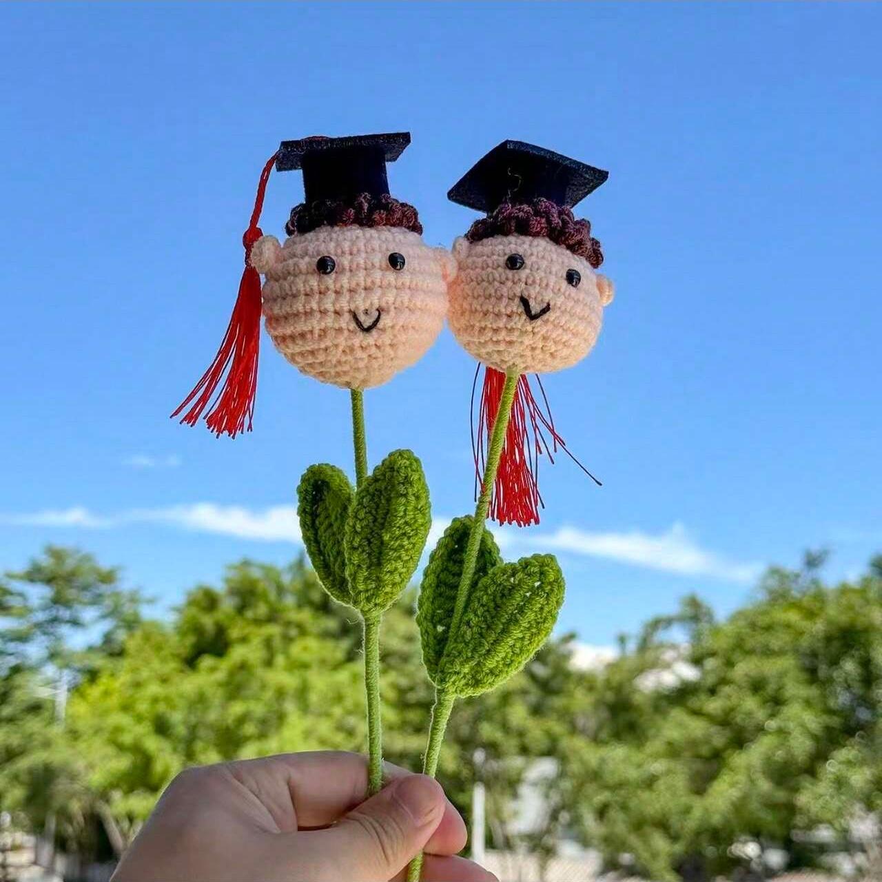 Crochet Artificial Flower Graduation Cap, Handmade Yarn Doctoral Flower Ornament, Graduation Party Decoration, Handcrafted Graduation Gift for Teachers & Friends, Unisex DIY Crochet Flower Bouquet