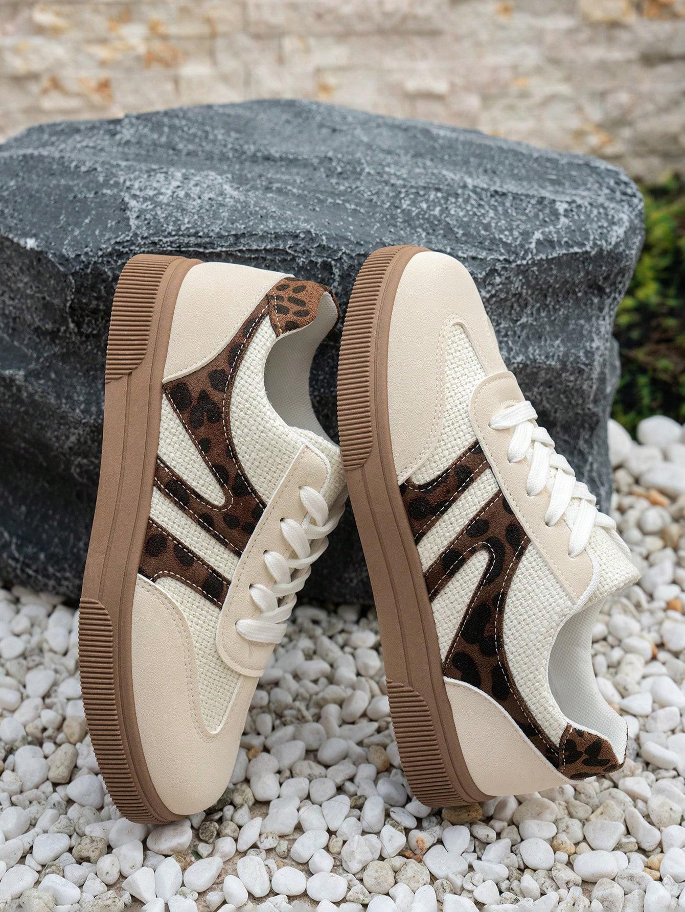 Women's Retro Patchwork Lace-Up Board Shoes, Velvet Texture Upper with Clean Stitching, Perfect for Daily Wear and Various, Casual Trainer Footwear