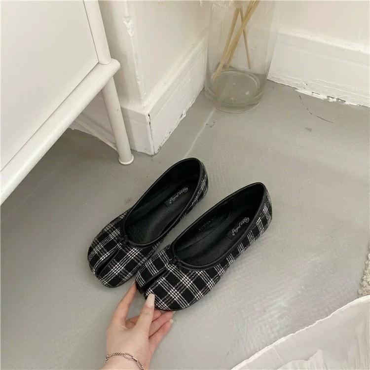 Comfortable Women’s Tabi Split Toe Ballet Flats Slip On Loafers Houndstooth and Solid Colors for Casual Daily Wear