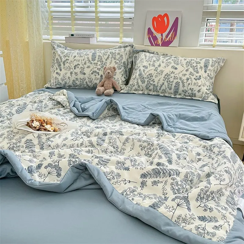 Breathable Lightweight Summer Blanket, Ultra-Soft Skin-Friendly Thin Quilt, Versatile for Bedroom and Living Room Use