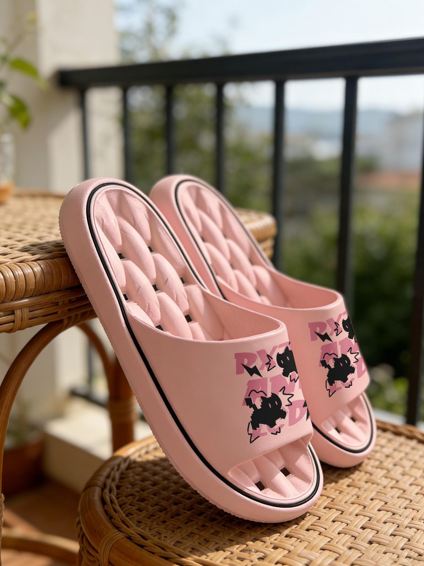 1 Pair Trendy Black Cat Letter Printed Hollow Massage Thick Sole Slippers, Sweet Cool Y2K Style, Non-slip Soft Sole, Quick-dry, Indoor & Outdoor Dual-use, Open Toe Slides, Casual Slippers