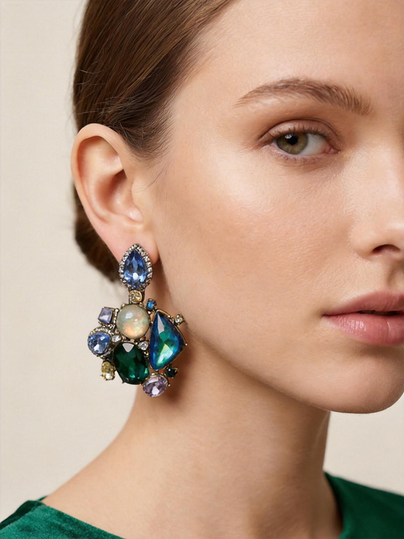 1 pair of Baroque style diamond studded earrings, suitable for daily commuting, vacation, and dating, and also a delightful and exquisite gift.