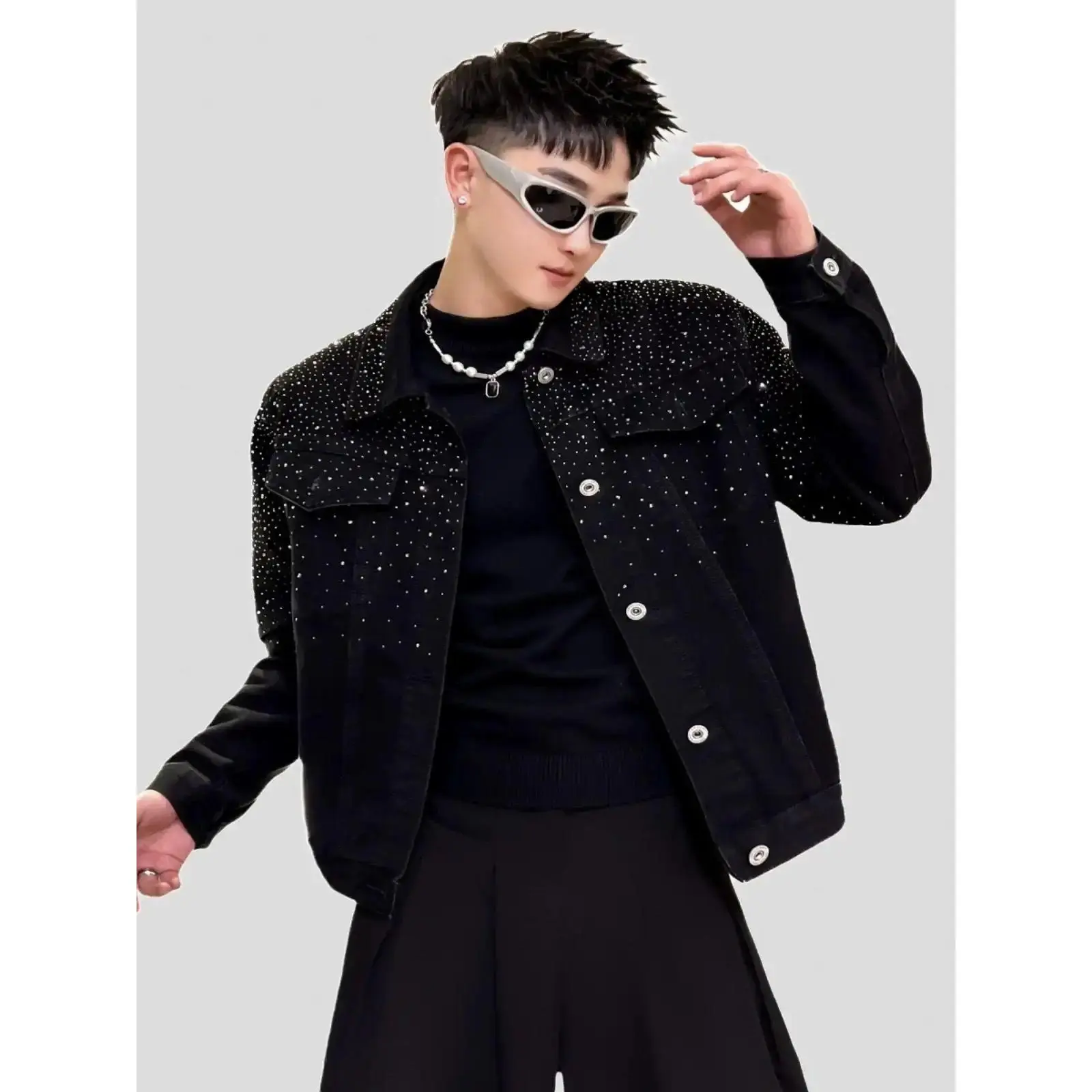 2026 American-style denim jacket: high-end, ruggedly cool, and heavily embellished with sparkling hot-fix rhinestones-a premium, trendy streetwear piece for the stylish man.