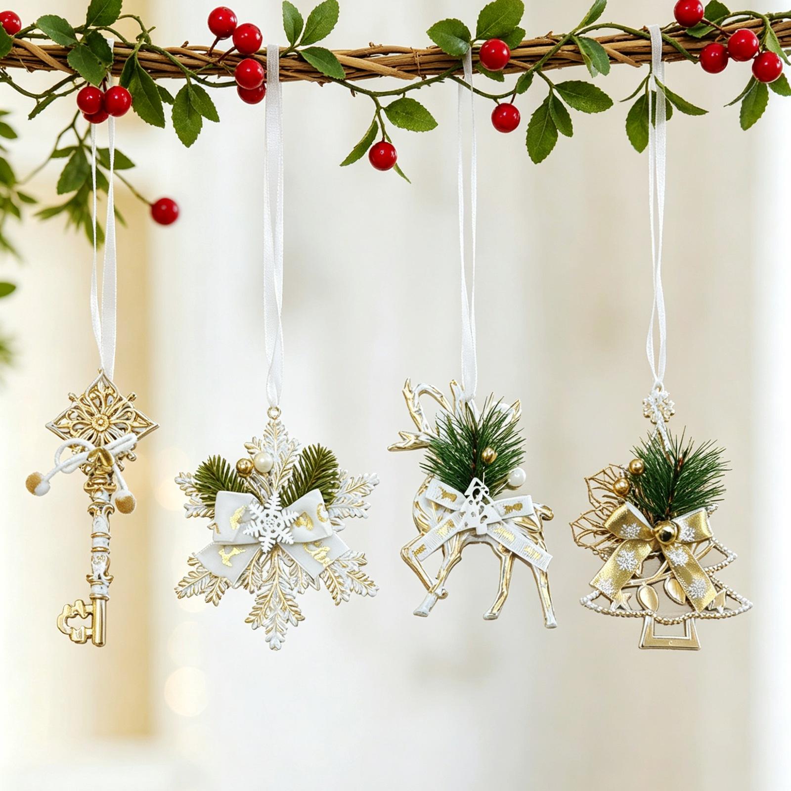 1Pc Christmas Ornaments, White & Gold Vintage Plastic Hanging Decorations, Snowflake Reindeer Key Christmas Tree Pendants, Suitable for Christmas Tree Decor, Holiday Decor, Window & Home Festival Atmosphere Decor