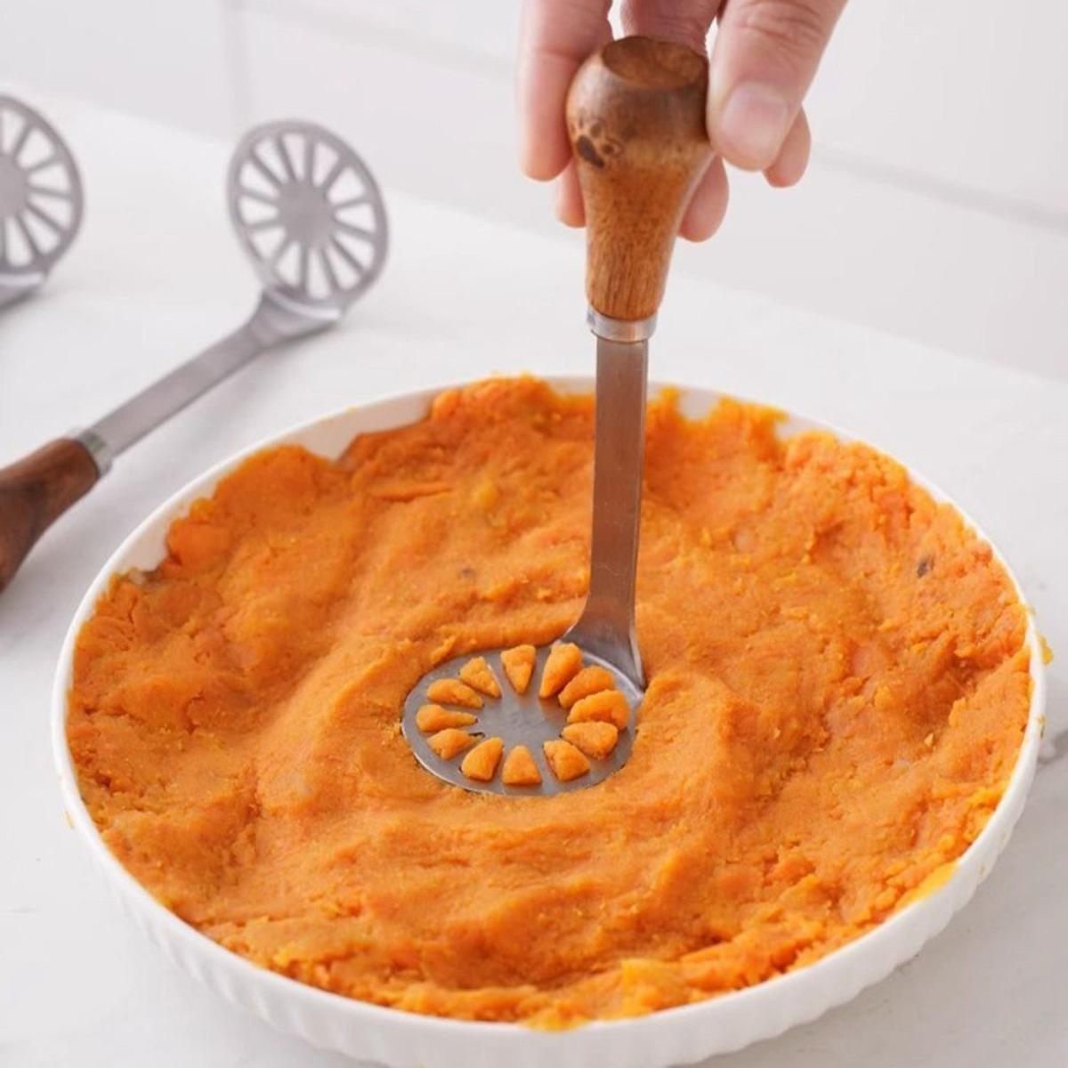 Manual potato masher, lemon juicer, manual press non-stick potato masher with non-slip wooden handle, rust-proof food masher. Potato mashing, food preparation, compact design