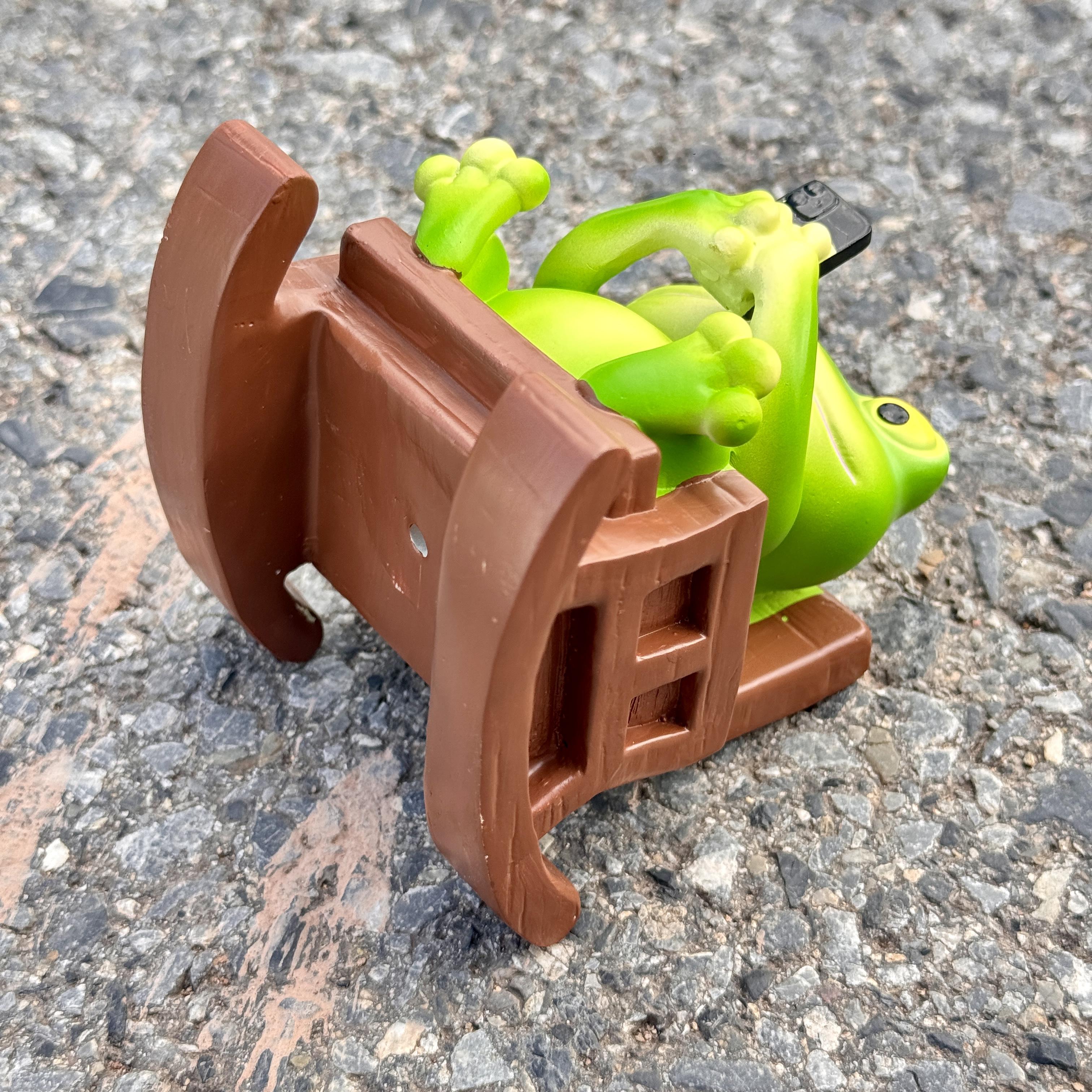 Cute Lazy Frog Rocking Chair Ornament, Trendy Smartphone Playing Pet Design, Desk Office Stress Relief Decorative Item