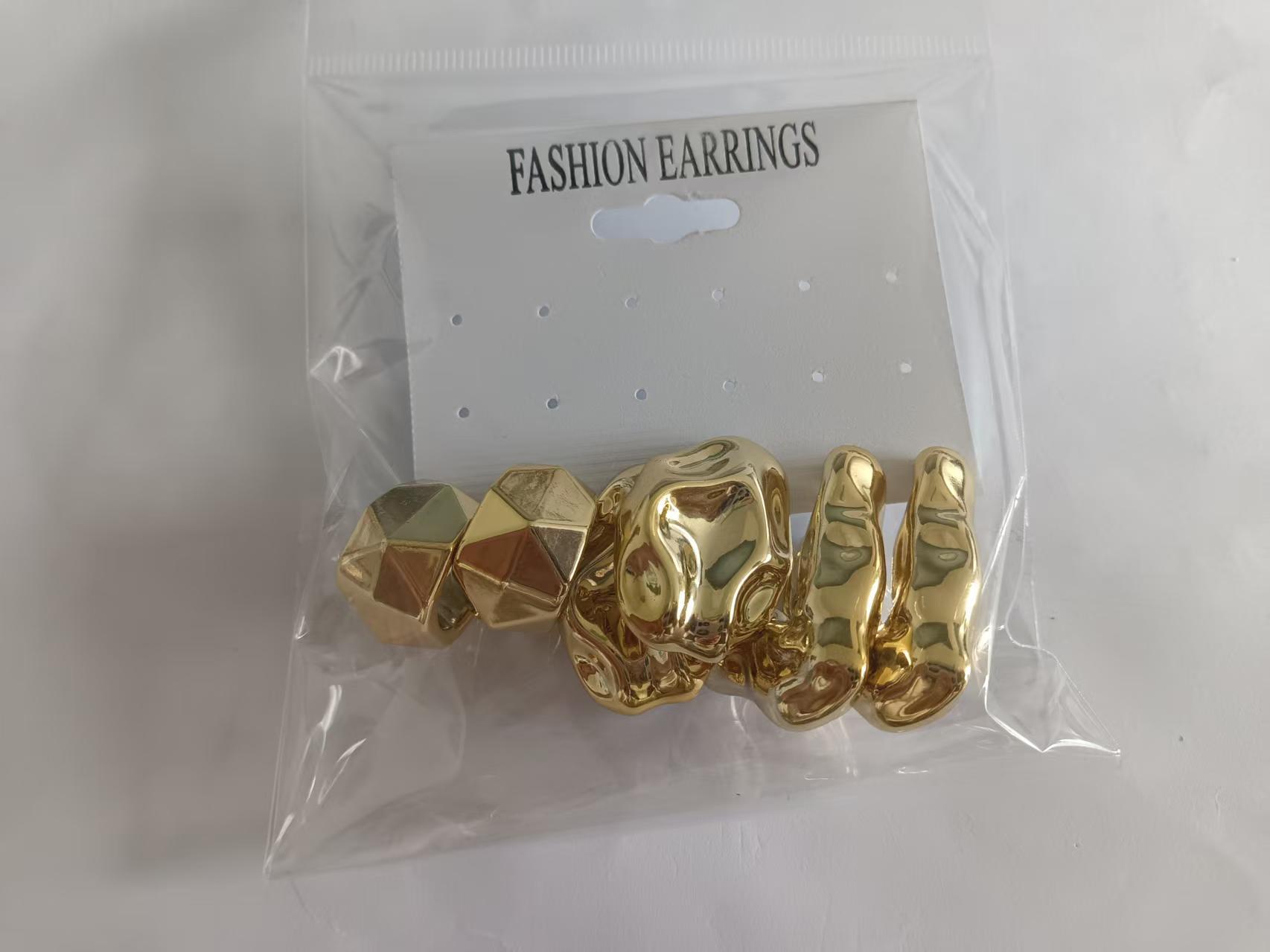 Gold-colored European and American minimalist geometric three-dimensional irregular earrings with a unique design, pleated studs, niche high-end earrings