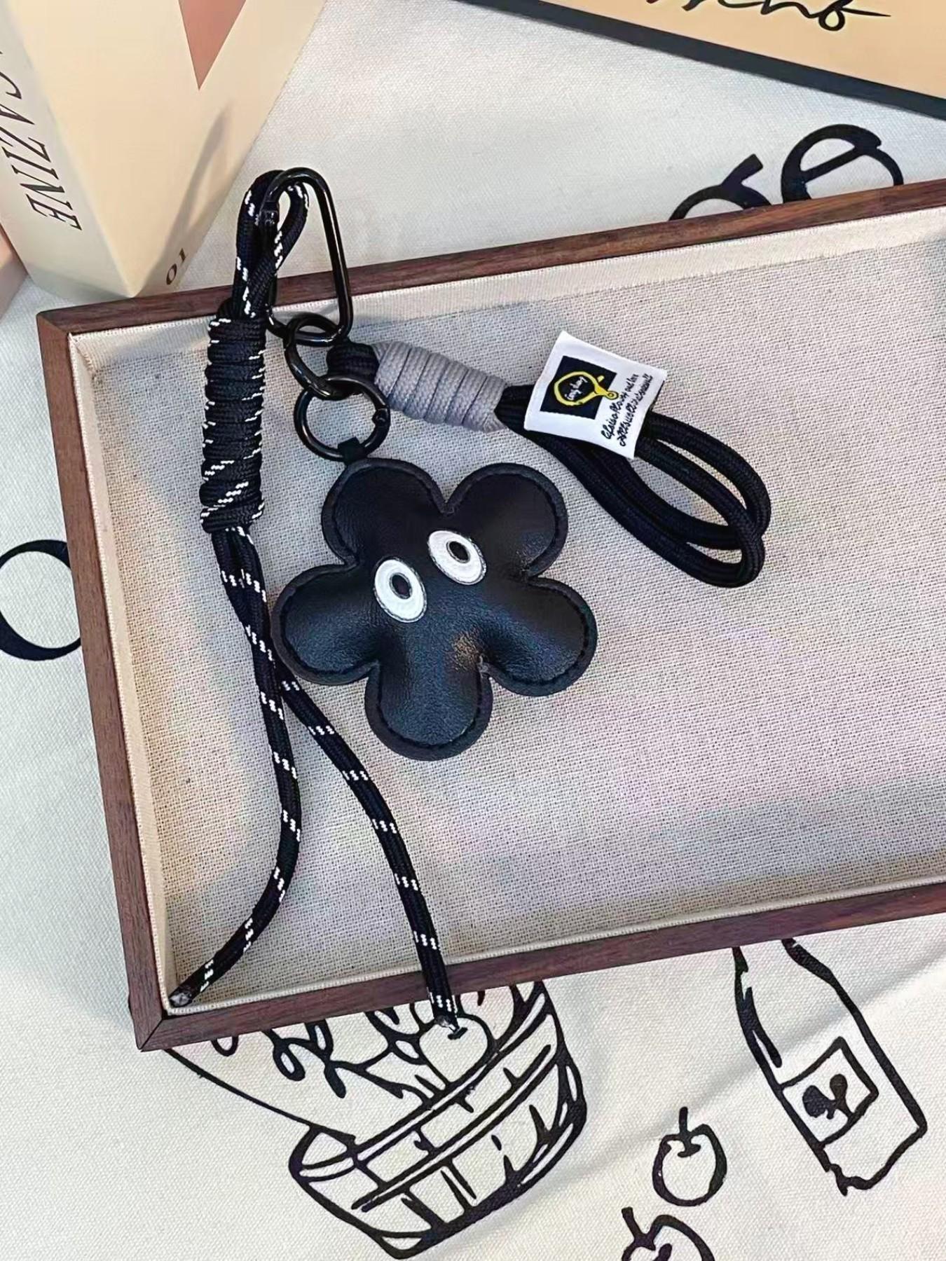 1 PCS Stylish Star & Flower Keychain | Artificial Leather Star & Flower Pendant | Bag Accessory | Suitable for Bag Pendants, Key Pendants | A Perfect Gift for Friends and Lovers | Valentine's Day Gift