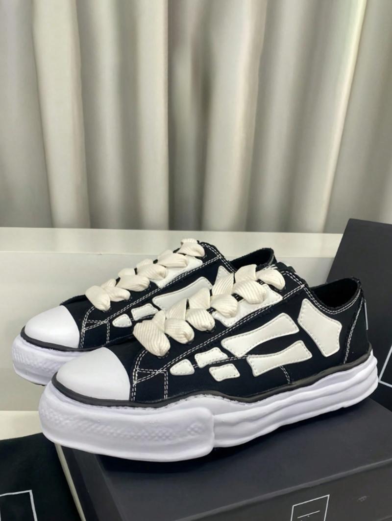 Unisex skate shoes, canvas slip-ons with wrapped soles, stylish low-top sneakers, trendy and comfortable versatile footwear for both men and women, outdoor athletic shoes.