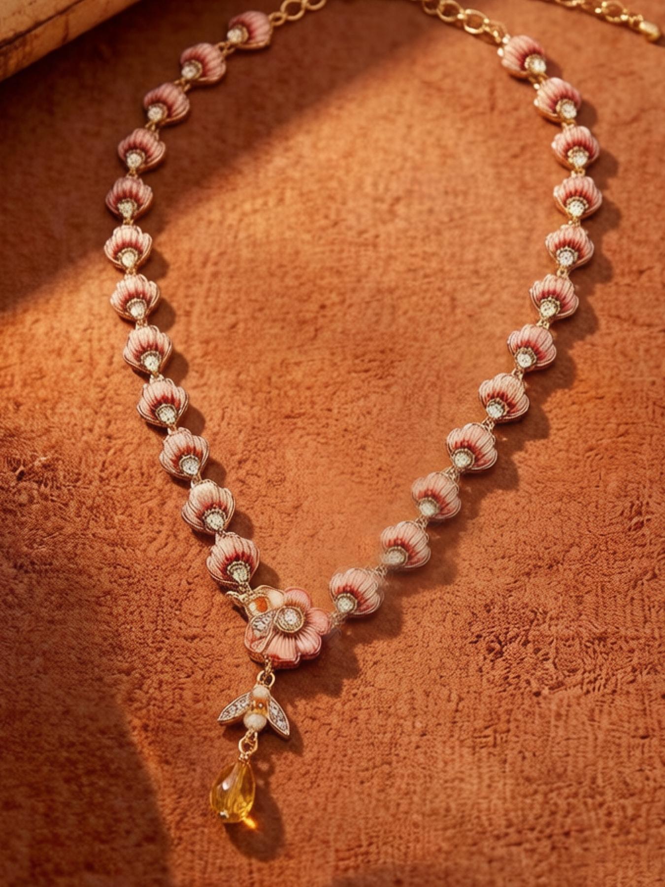 A fashionable and elegant shell chain pendant necklace, suitable for daily wear, vacation dates, and other occasions, and is also a surprising and exquisite small gift.