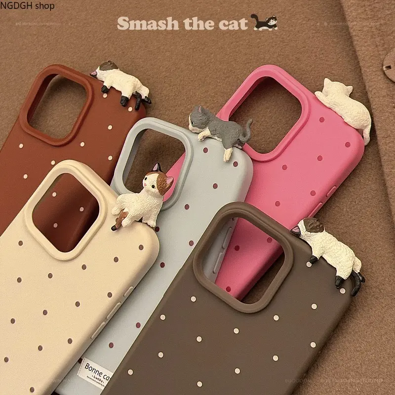 Cute 3D Cat Phone Case with Polka Dot Pattern, Kawaii Smash the Cat Protective Cover for iPhone, Sweet Animal Decor, Trendy Y2K Aesthetic Accessory, Perfect for Daily Use & Gift for Her.