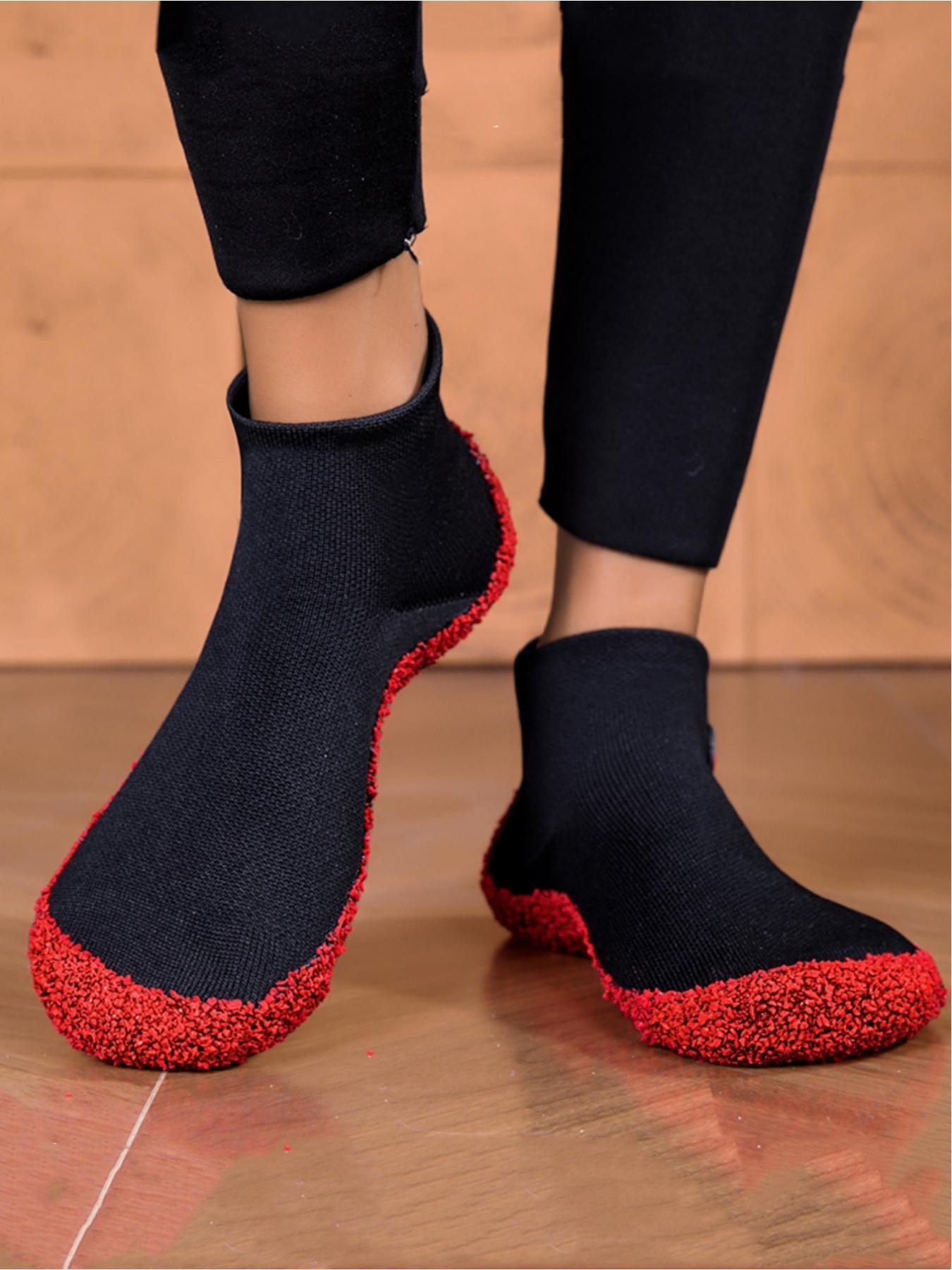 Ladies wear fitness yoga barefoot shoes, with widened toe caps that soft wrap around the foot shape and warm and comfortable lining. They are suitable for indoor home yoga casual wear, fitness training, swimming yoga and other sports scenes