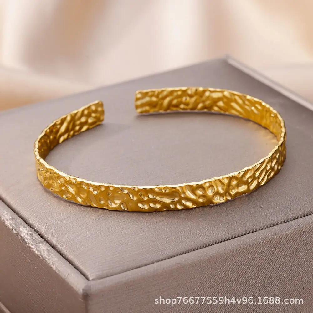 Knock mark opening bracelet
