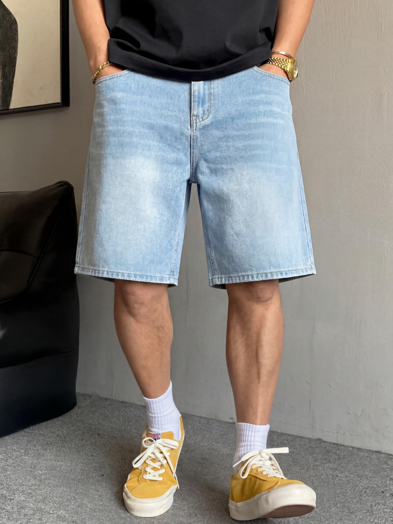Men's basic light blue washed straight-leg denim shorts, casual, versatile and comfortable. Non-stretchy denim shorts with a regular straight-leg fit. Those who prefer a loose fit can order one size larger.