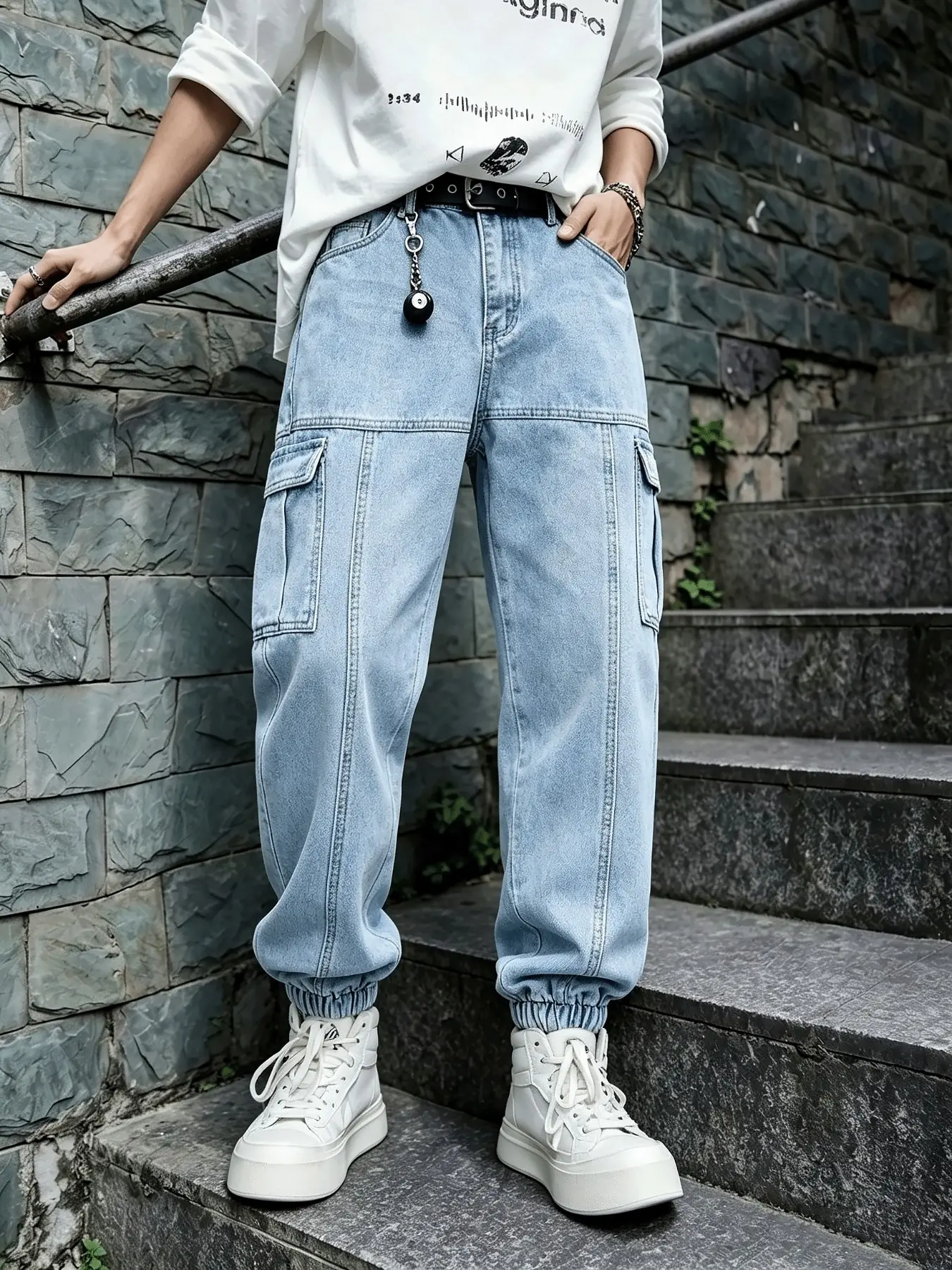 Men's light blue vintage cargo jeans, functional loose-fit denim joggers with large pockets and elastic cuffs, trendy versatile baggy figure-flattering dad denim joggers for streetwear