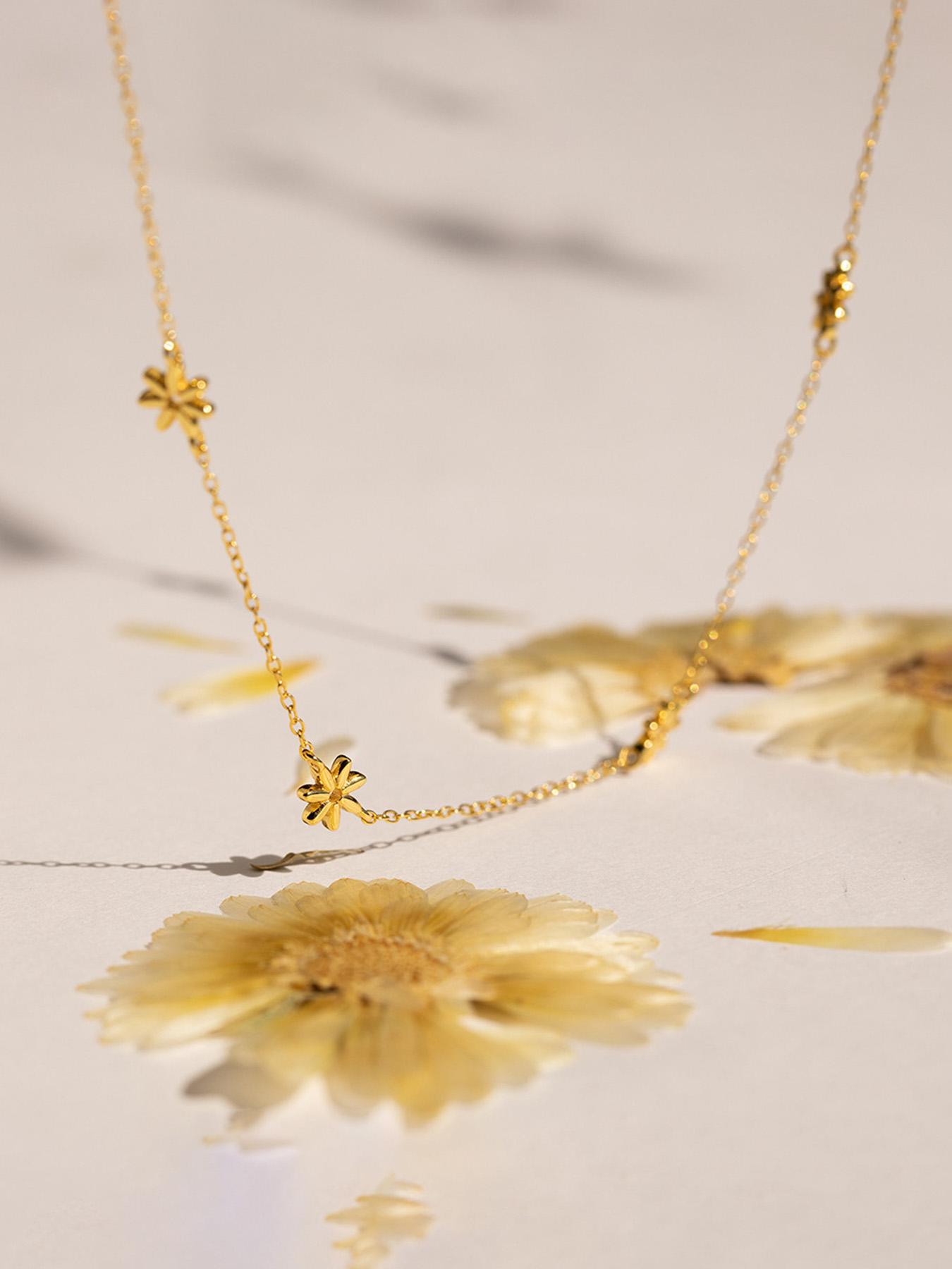 Elegant 18k Delicate Chain Necklace, Unique Design Choker for Office & Dates, Chic Daisy Pendant Jewelry
