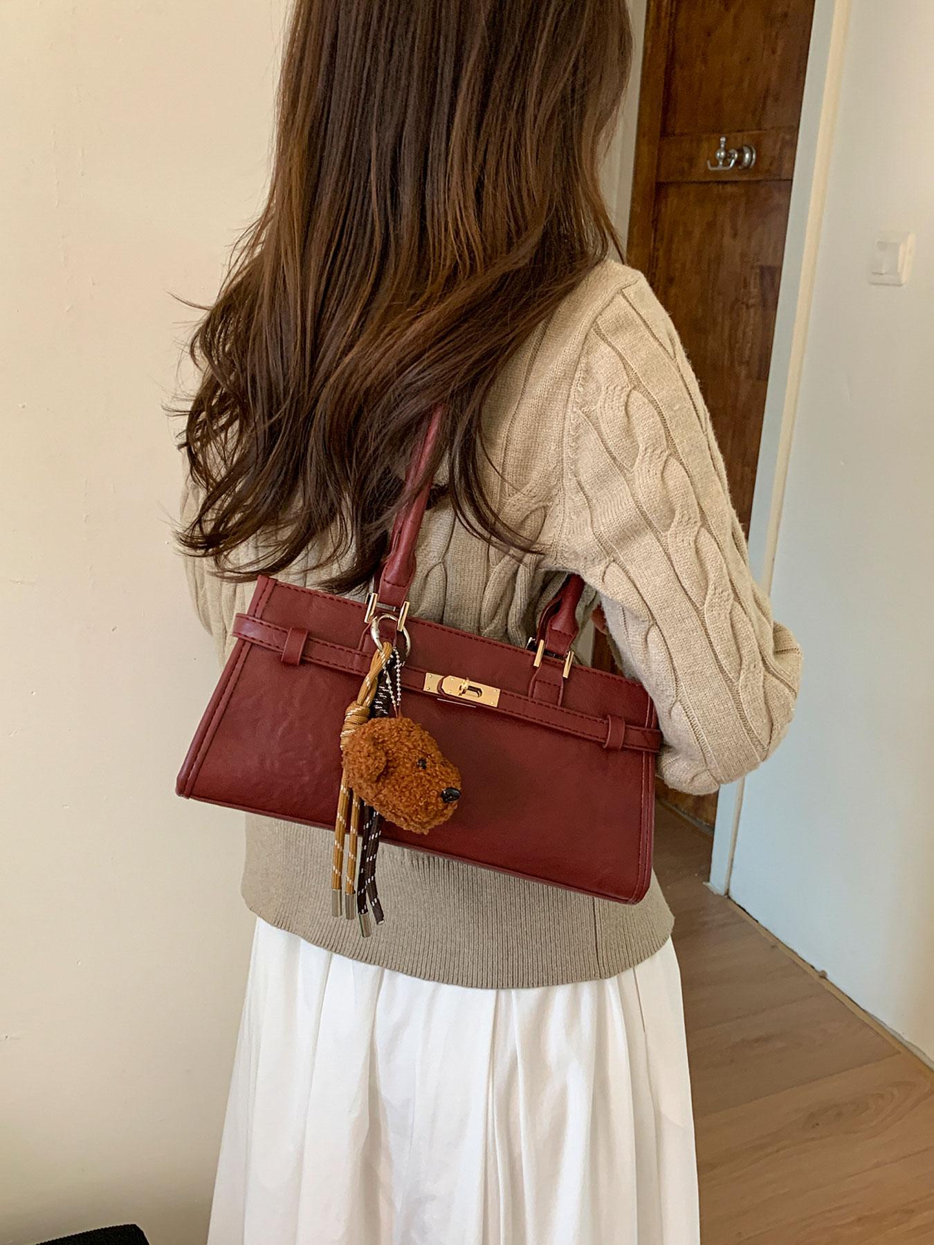 Small niche design solid color casual versatile classic shoulder bag, retro temperament small dog pendant armpit bag, lightweight temperament simple and exquisite handbag, suitable for work, shopping, commuting, daily outings, Pu Leather Bag