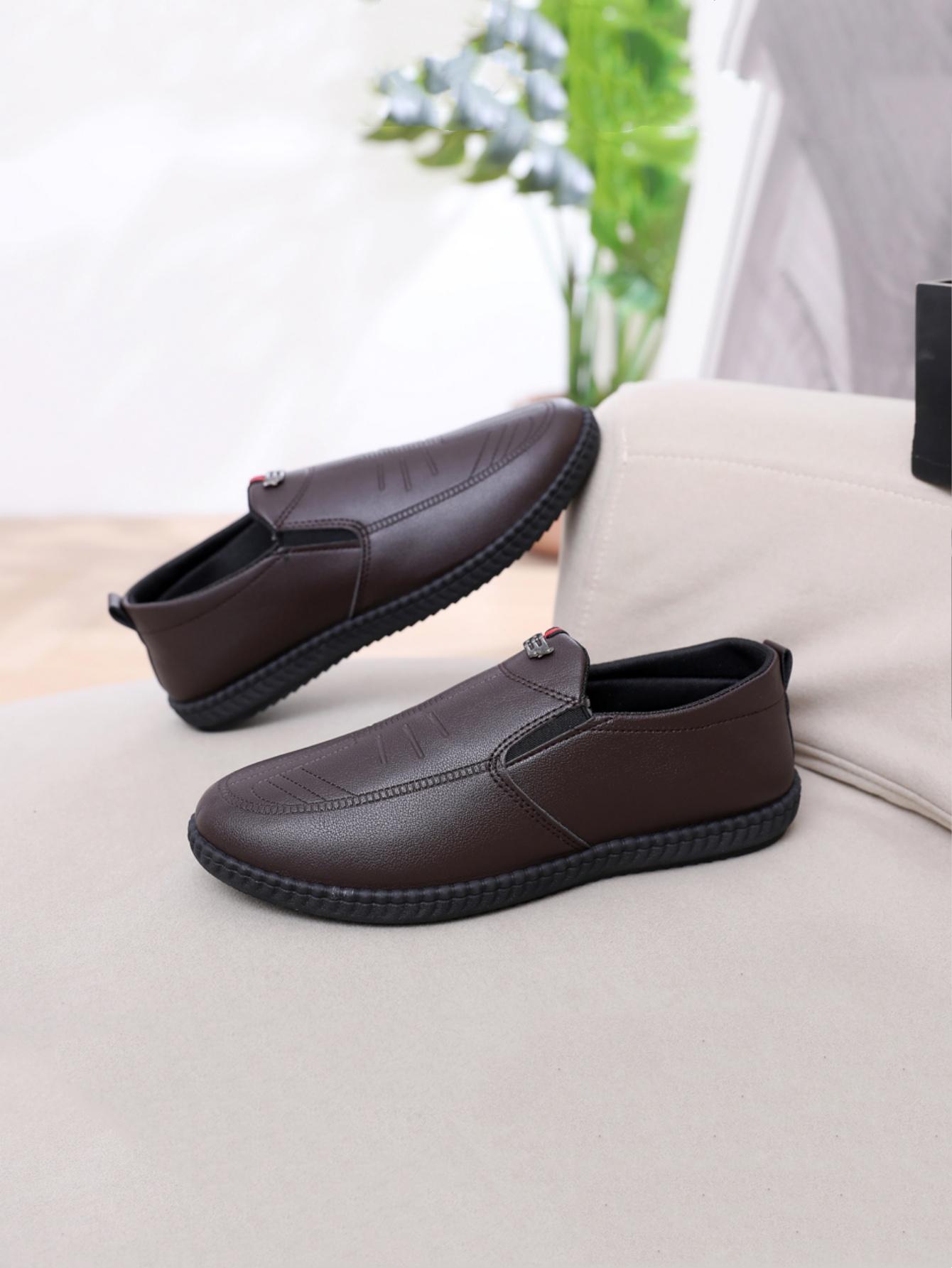 Men's casual shoes, with a texture of lychee texture on the upper, are fashionable and durable. The red and black striped details are embellished, and the thick and tough sole is a powerful tool for daily commuting and casual wear