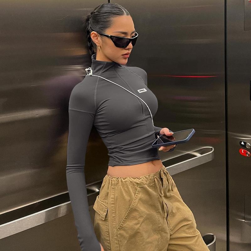 Women's Plain Zip-Up Crop Tee with Letter Patches and Stitching, Casual Trendy Mock-Neck Tight-Fitting Top for Daily Wear, Ladies' Spring & Fall Clothes