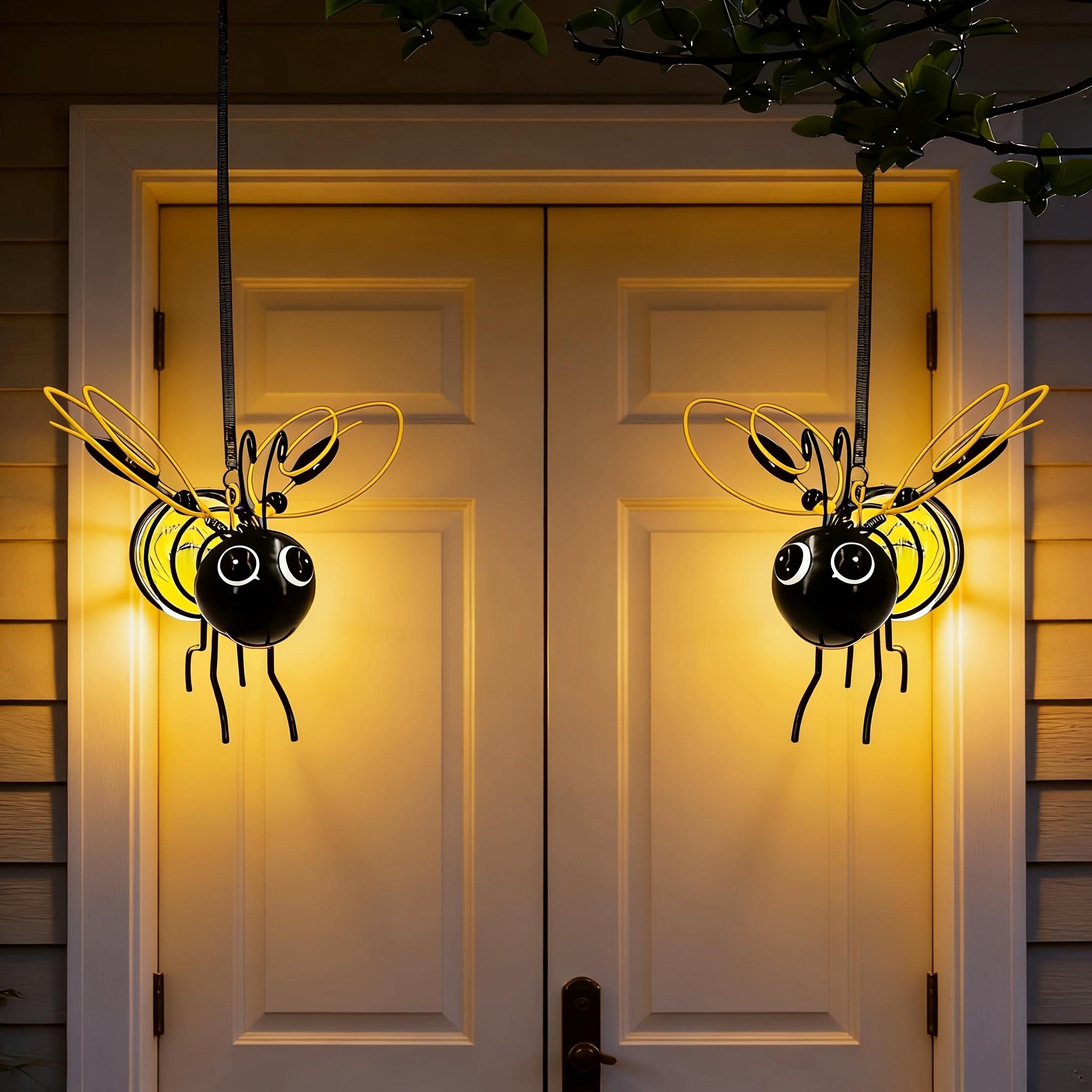 2-Pack Bee Door Hanger Decor, Outdoor Waterproof Metal LED Garden Light, Solar Powered, Spring Decoration, Porch, Yard, Gift