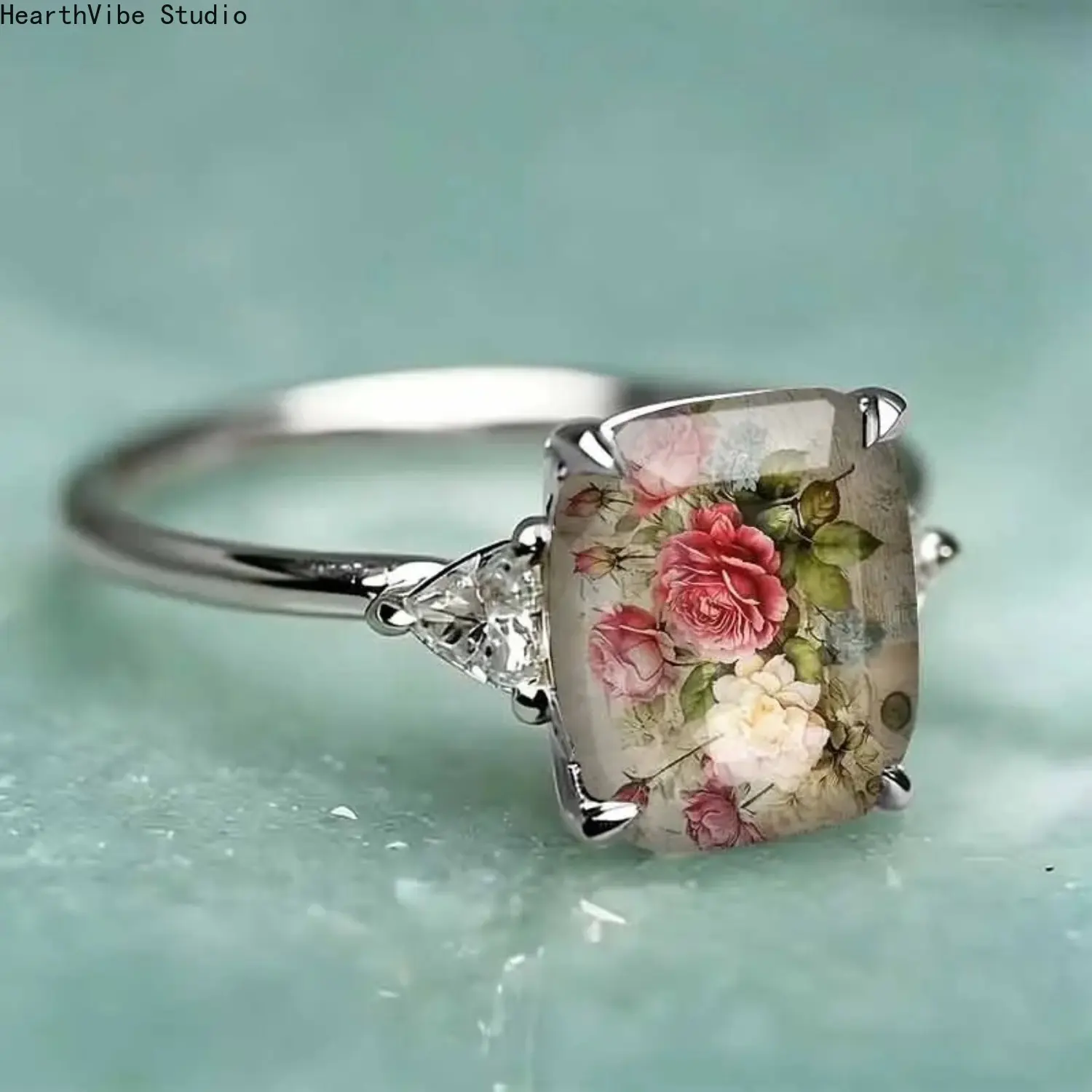 Vintage Floral Green Botanical Resin Ring for Women, Adjustable Brass Gold Leaf Pressed Flower Finger Jewelry, Cottagecore Nature Inspired Artistic Statement Band, Unique Party Gift Aesthetic