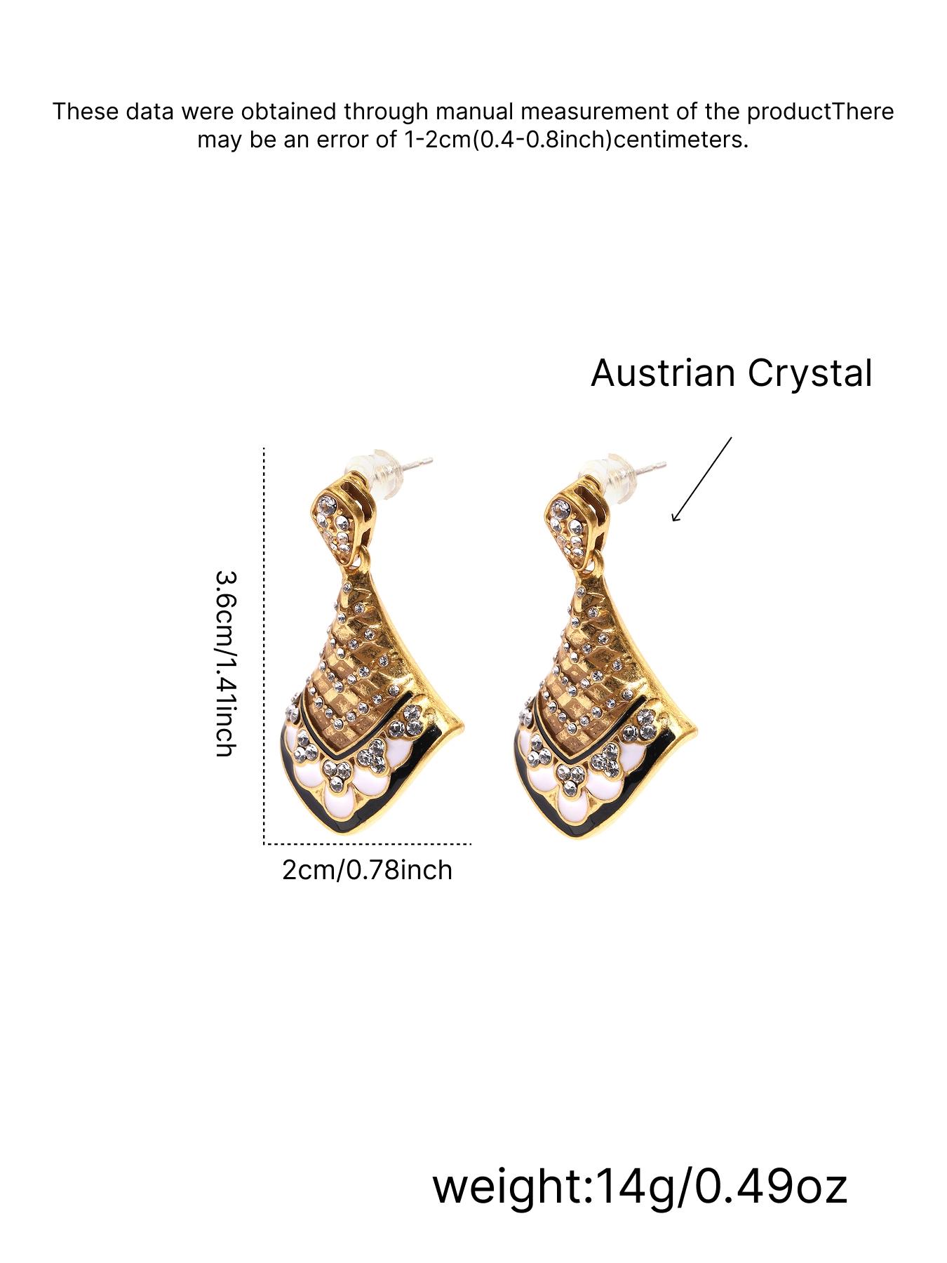 1 pair of retro elegant diamond studded earrings, with fan-shaped contours outlining elegant curves, complementing the broken diamonds. They are suitable for daily commuting, vacation and dating, and are also a surprising and exquisite small gift.