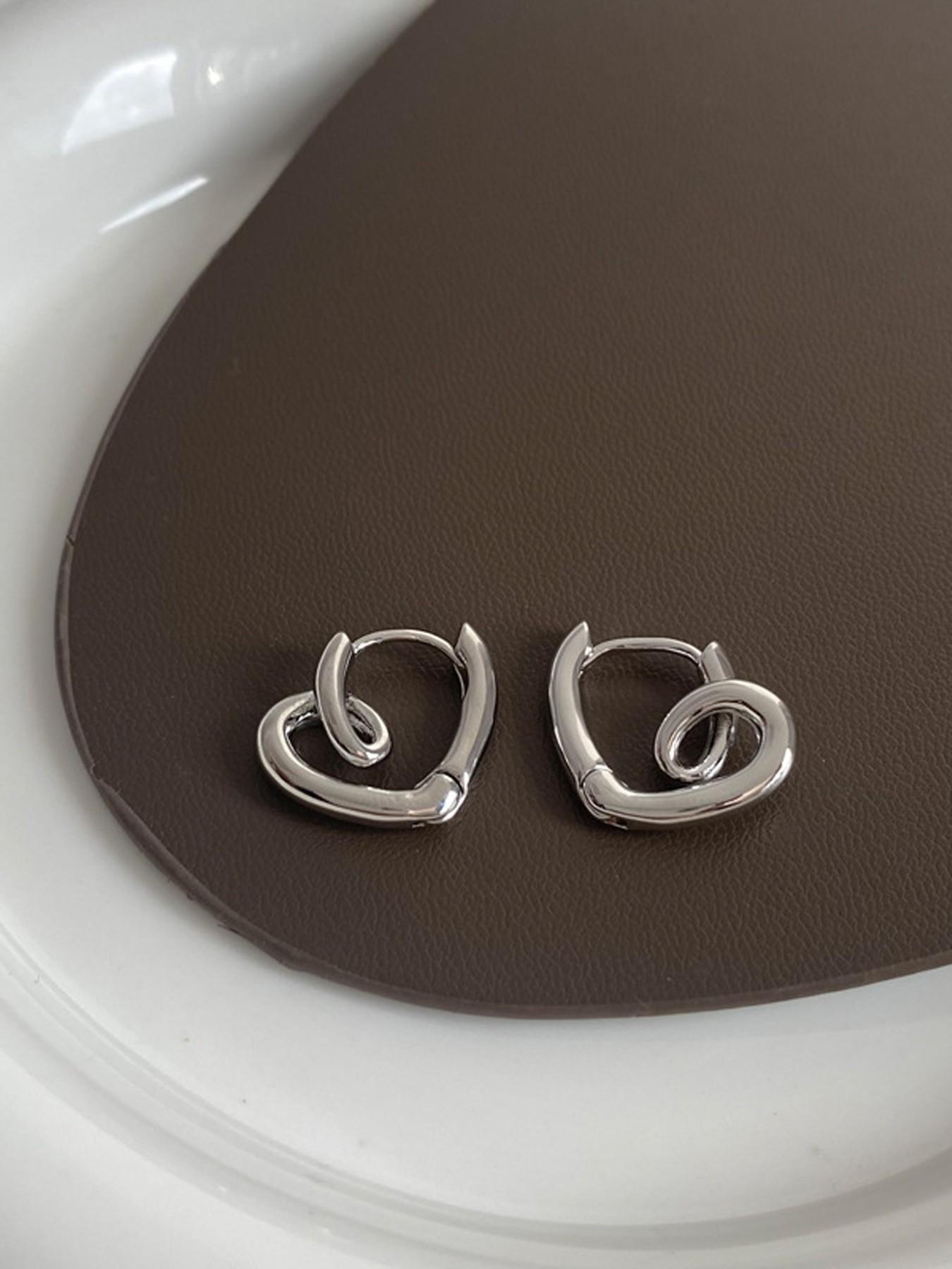 Women's Heart-Shaped Metal Ear Studs, Korean Style Minimalist Design, Cold-Weather Fashion Accessory, Unique Women Jewelry