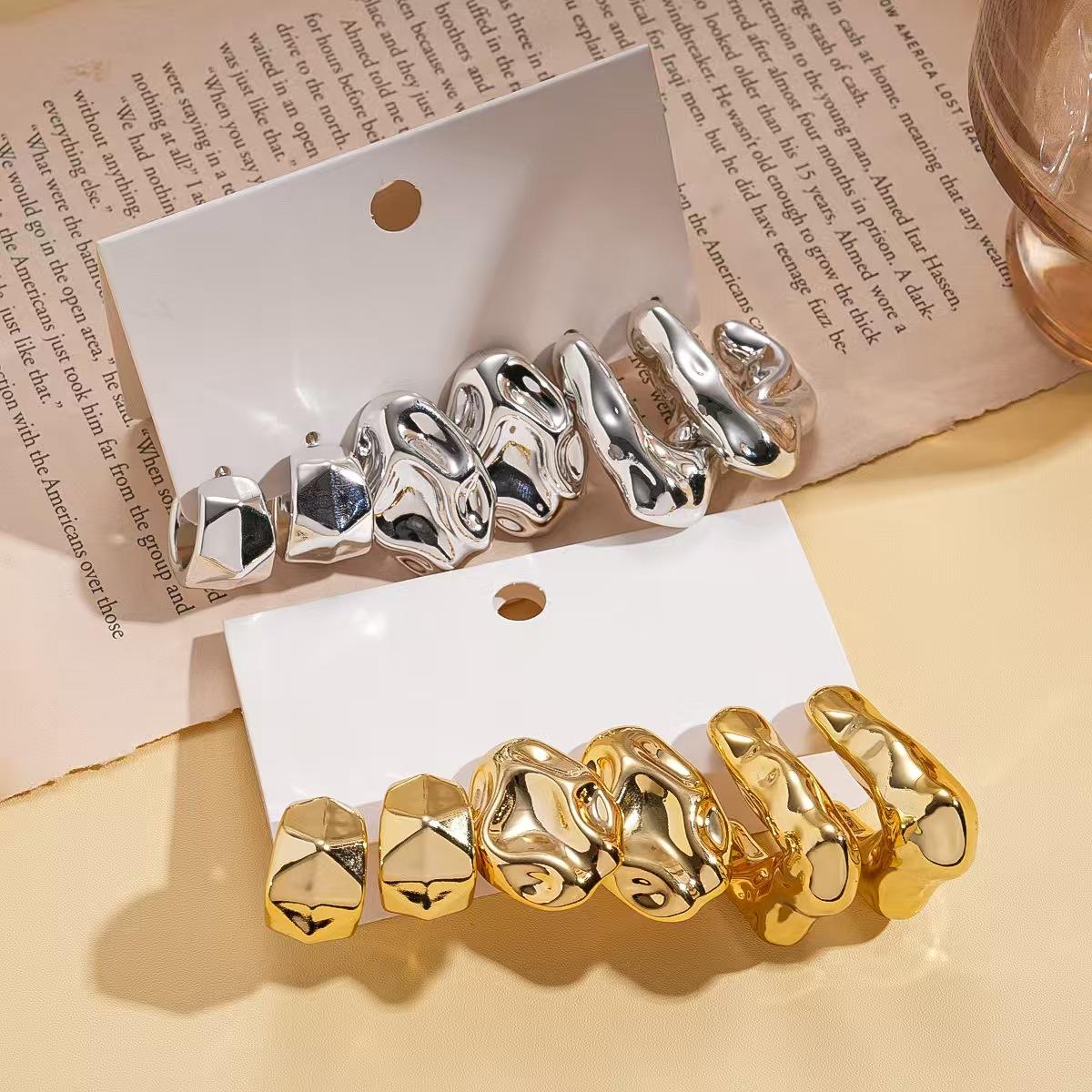 Gold-colored European and American minimalist geometric three-dimensional irregular earrings with a unique design, pleated studs, niche high-end earrings