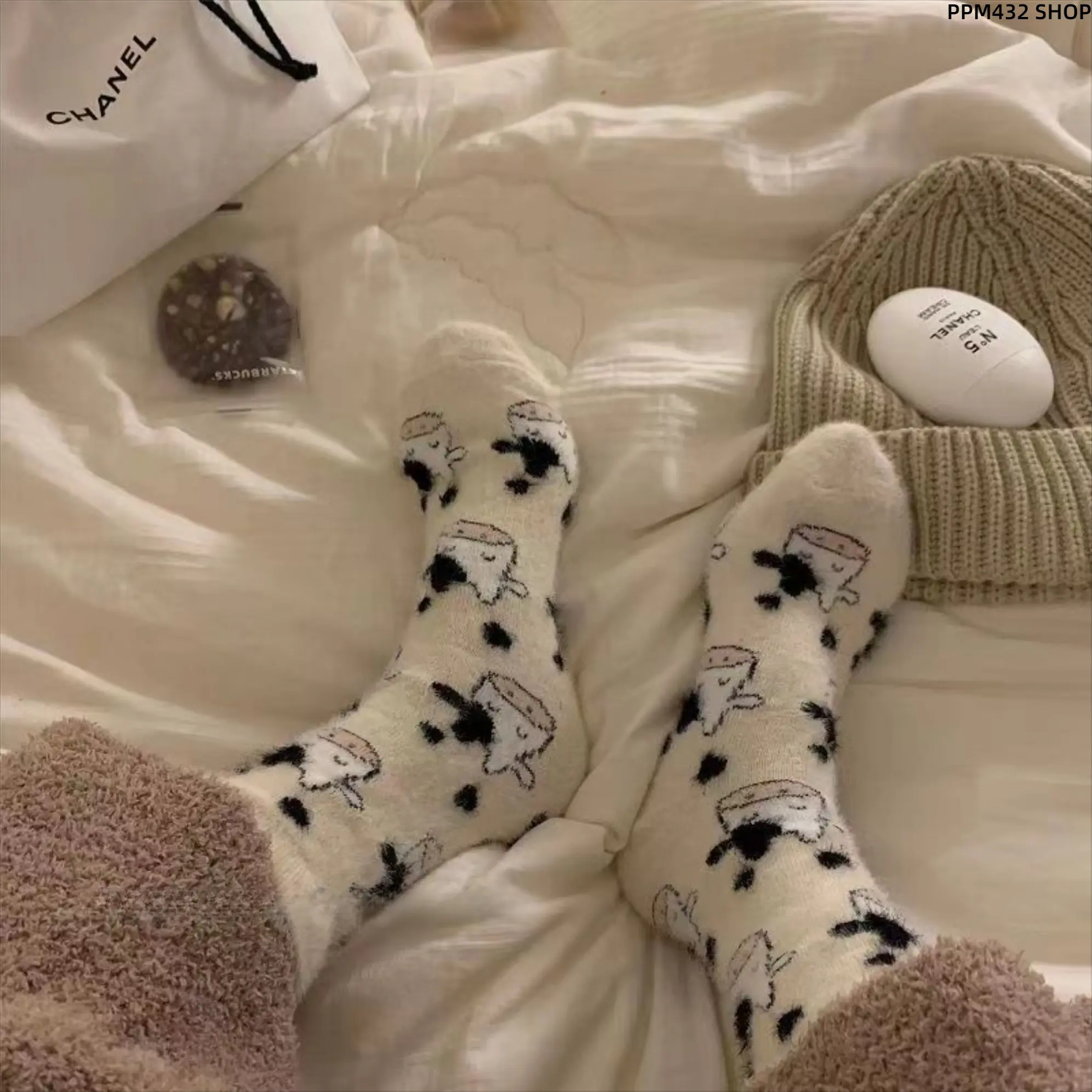 2 Pairs Women's Cow Print Fuzzy Mid Calf Socks, Cute Cozy Warm Crew Socks with Jacquard Knit Design, Soft Fitted Winter Socks for Fall Daily Wear, Casual Fashion Hosiery for Home, Outdoor and Everyday Outfits