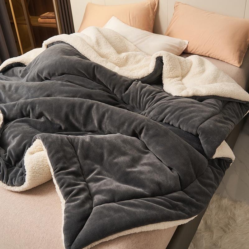 1pcs Solid Color Milk Velvet Shearling Thickened Warm Winter Quilt Blanket, Ultra Soft Comfortable and Warm Thick Blanket, Ideal Christmas and New Year Gift, Perfect for Snuggling on Cold Nights and Home Decor, Soft Fleece Blanket