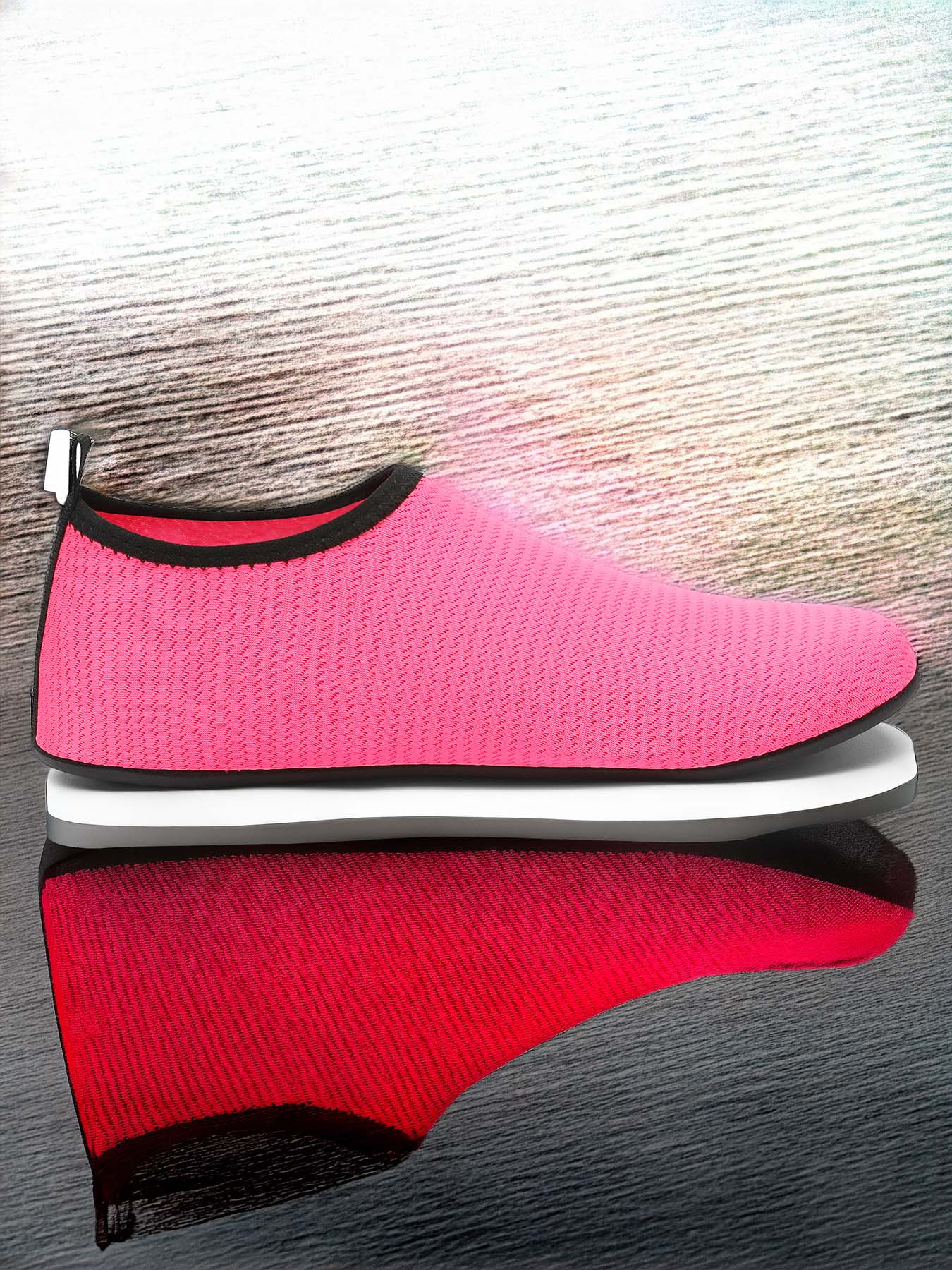 A pair of women's outdoor wading canyoning shoes, breathable and quick-drying mesh, non-slip and wear-resistant, suitable for beach, outdoor and water sports casual wear.