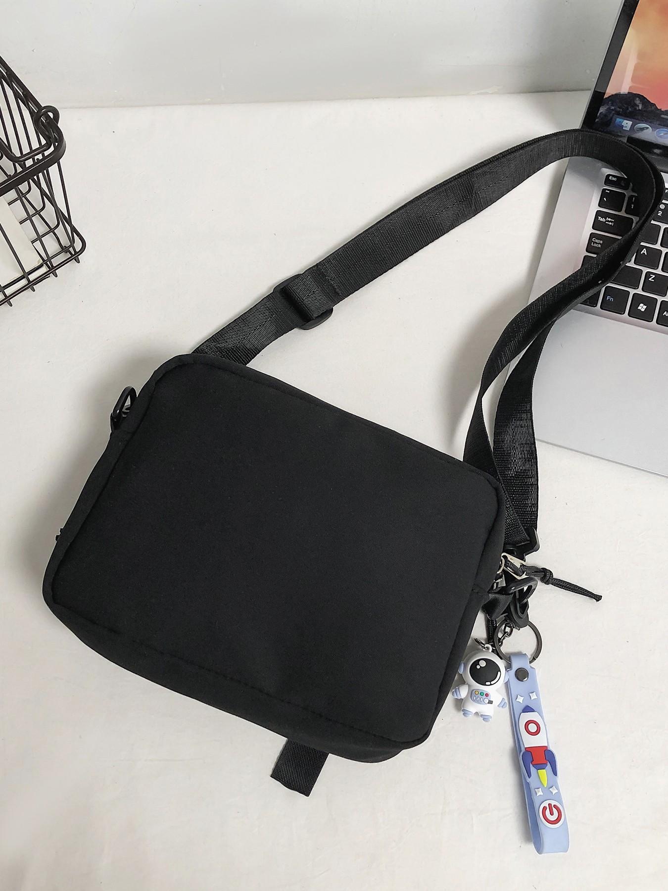 Black fashionable casual simple shoulder bag, practical and atmospheric texture crossbody bag, with badge and alien pendant pendant design, can accommodate mobile phones and keys, suitable for walking and shopping