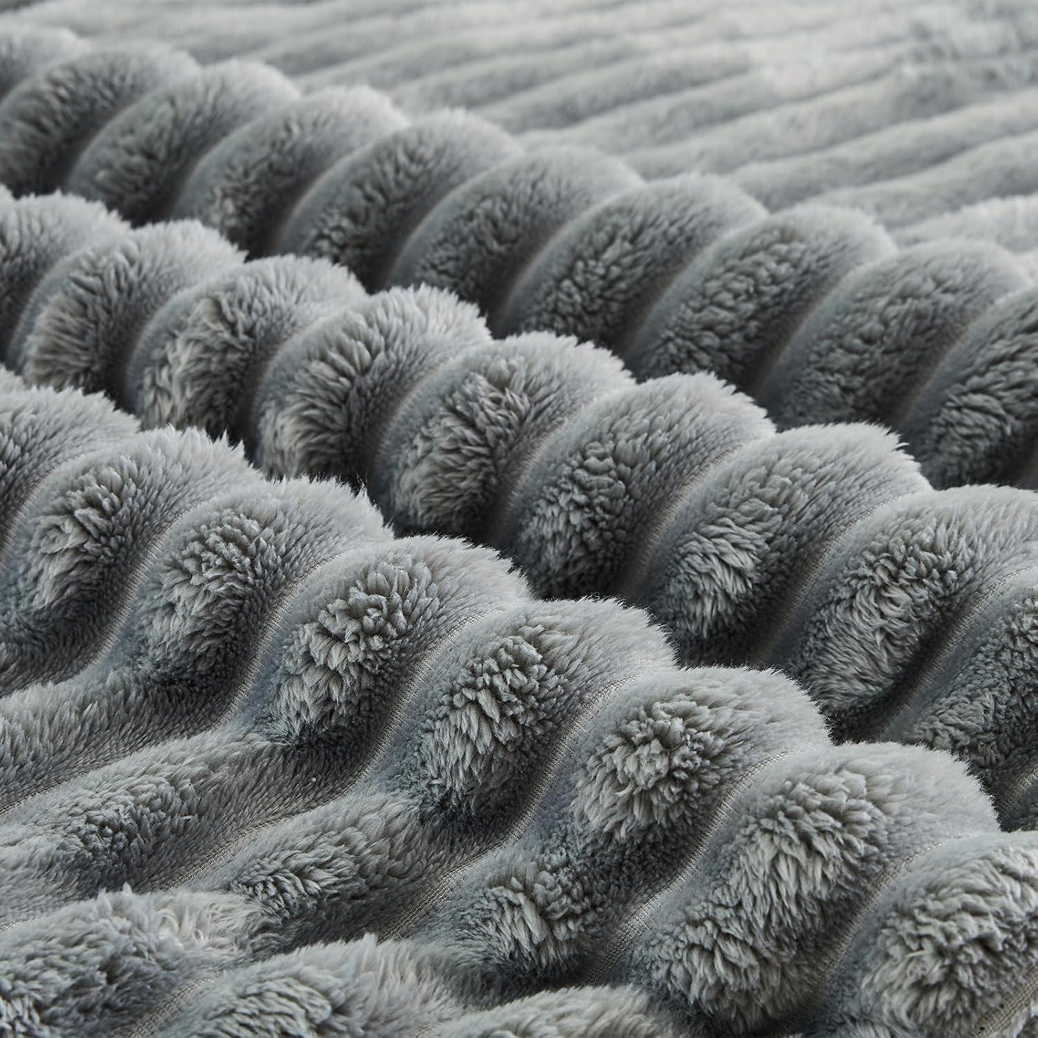 Soft Flannel Sofa Blanket, Comfortable Plush Striped Sofa Bed Cover, Lightweight Decorative Ribbed Rug, Ideal for Men and Women