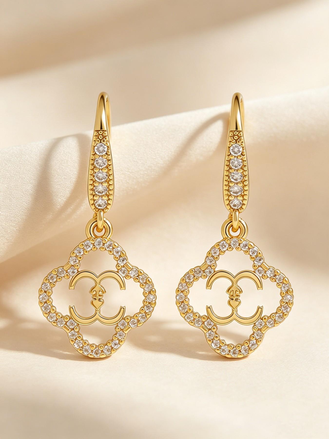 A pair of vintage four-leaf clover earrings, elegant petal design, copper-set synthetic zircon drop earrings, exquisite and luxurious