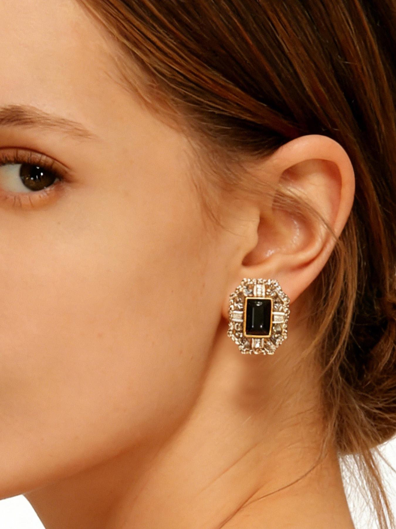 1 pair of retro light luxury black diamond square studded earrings, suitable for daily commuting, vacation and dating, and also a surprising and exquisite small gift.