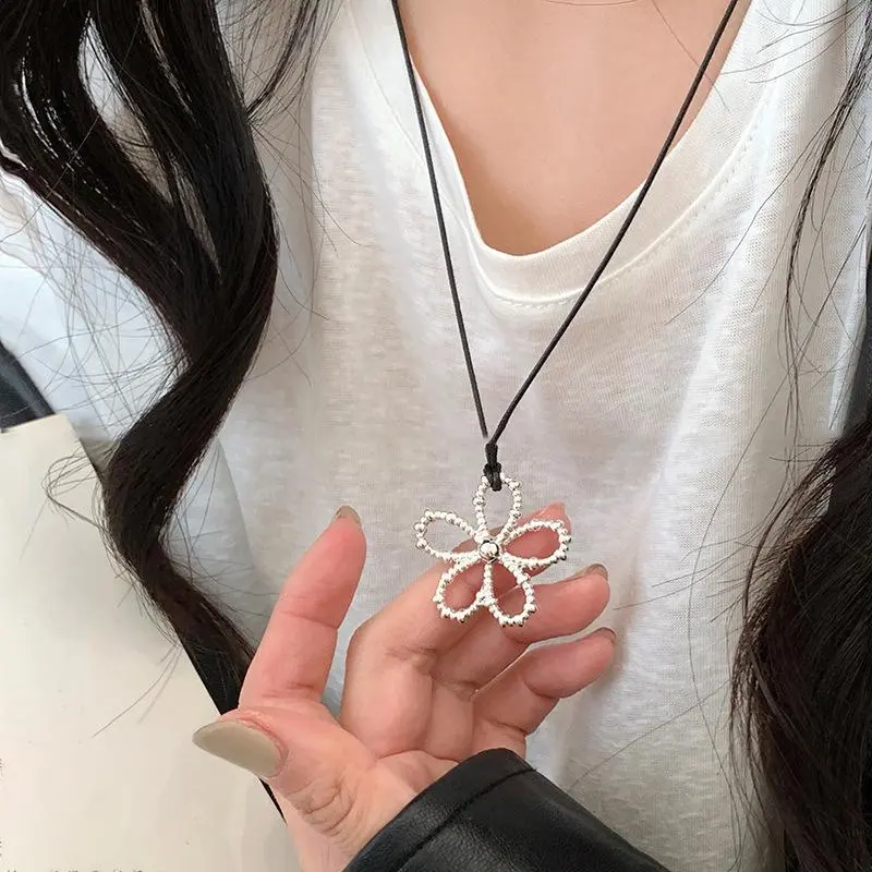 New Simple Design Silver Color Hollowed-Out Small Daisy Flowers Pendant Necklace for Women Charm Clavicle Chain Party Jewerly