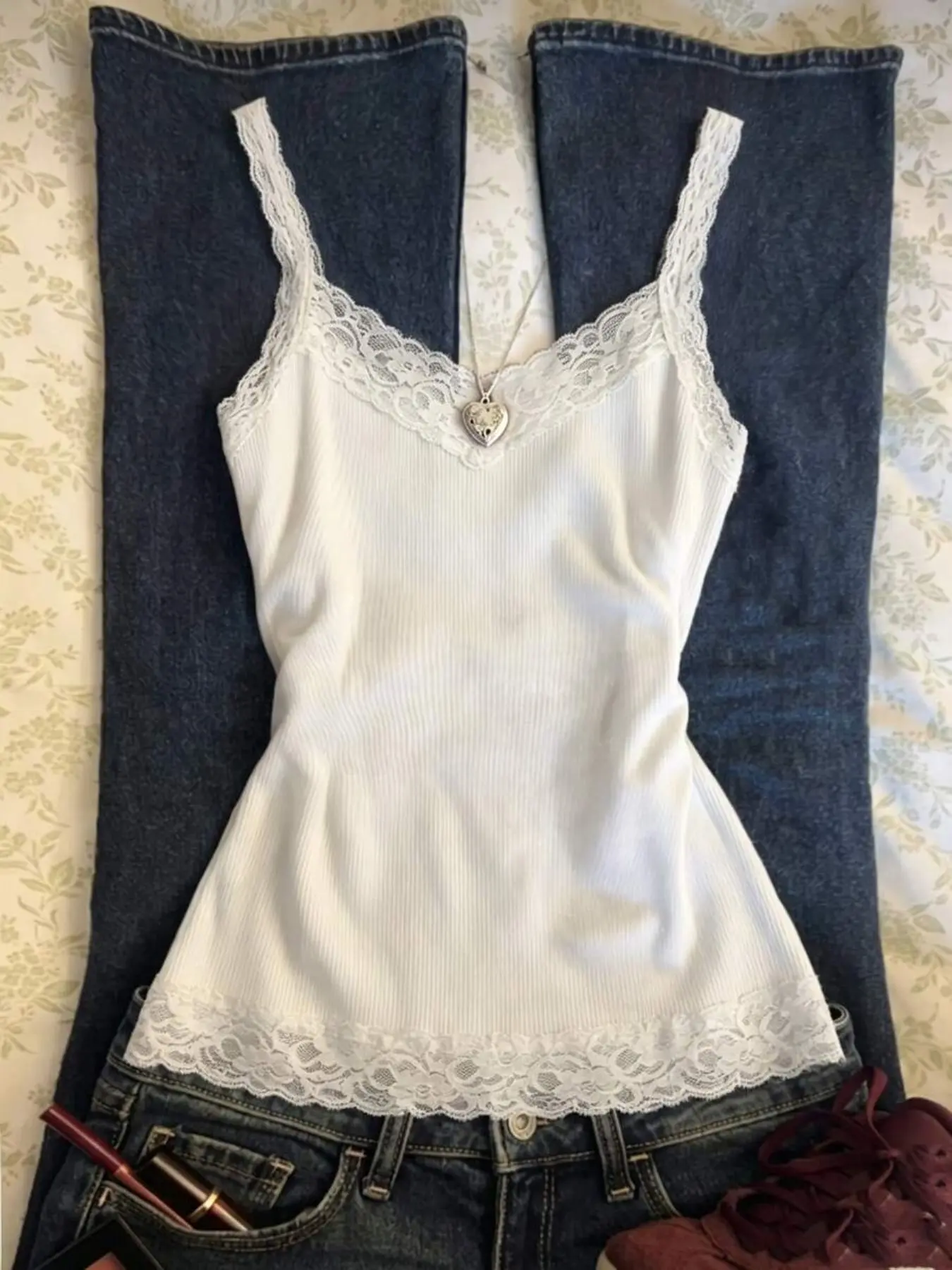 V-Neck Lace Lace Knit Camisole, Simple And Gentle Base Style, Exquisite Floral Lace Splicing, V-Neck Slim Fit Straight Tube Version, Suitable For Interior Layering, Daily Commuting, Shopping, Dating And Dressing, Casual