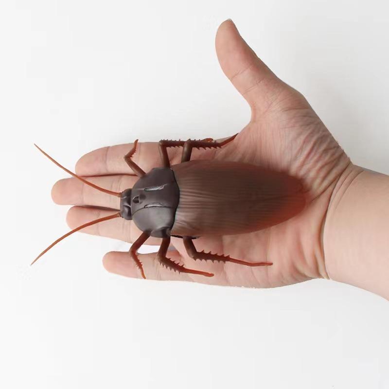 Simulated Remote Control Cockroach (1 Set), Novel and Scary Animal Toy Model, Simulated Sensing Cockroach, Creative Halloween April Fool's Day Mock Gift (Comes with 6 1,5V Button Batteries)