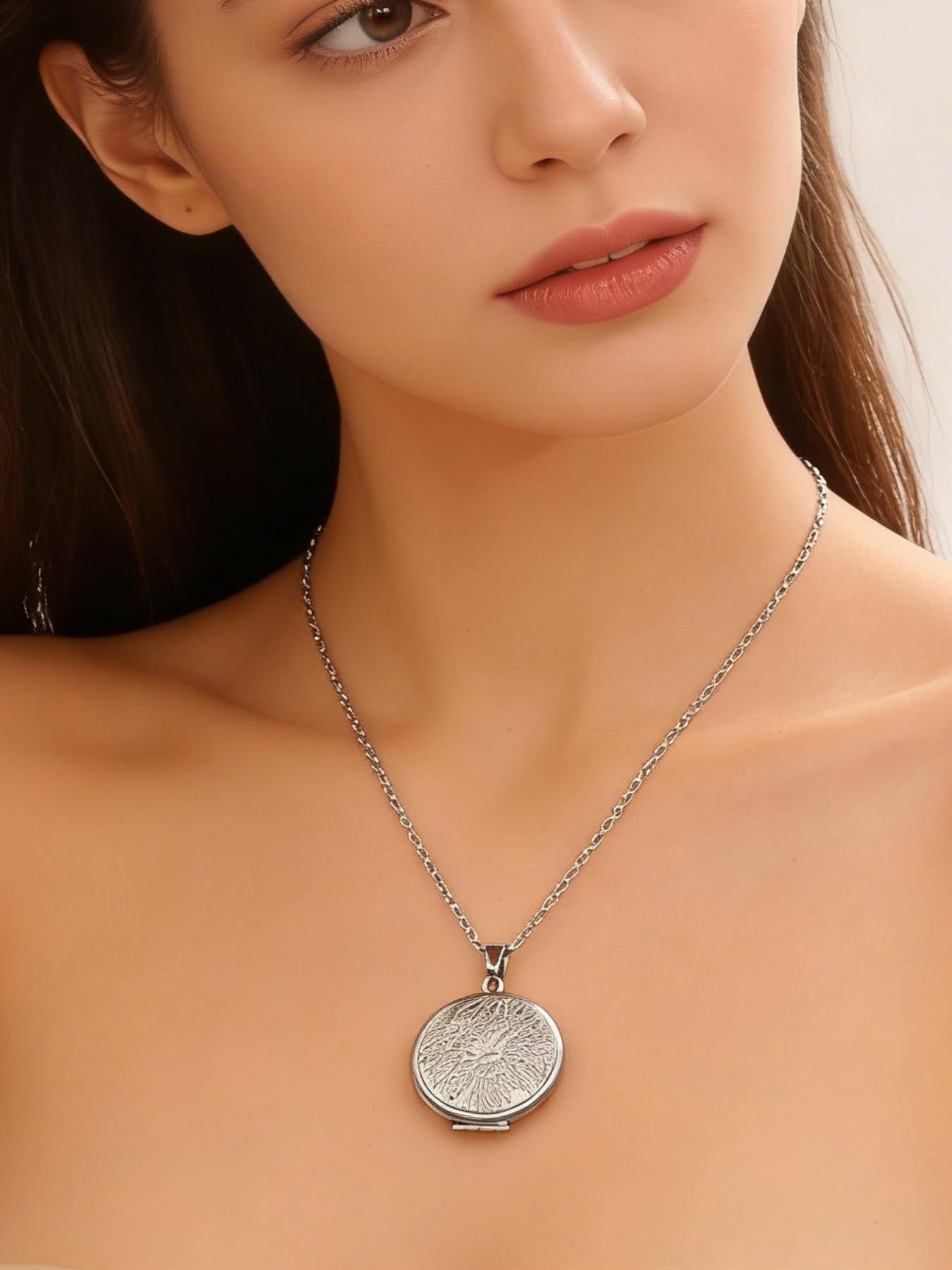 1Pc 304 Stainless Steel Engraved Flower Locket Necklace, Vintage Round Photo Locket Pendant Necklace, Personalized Memory Keepsake Necklace for Women, Hypoallergenic Tarnish Resistant