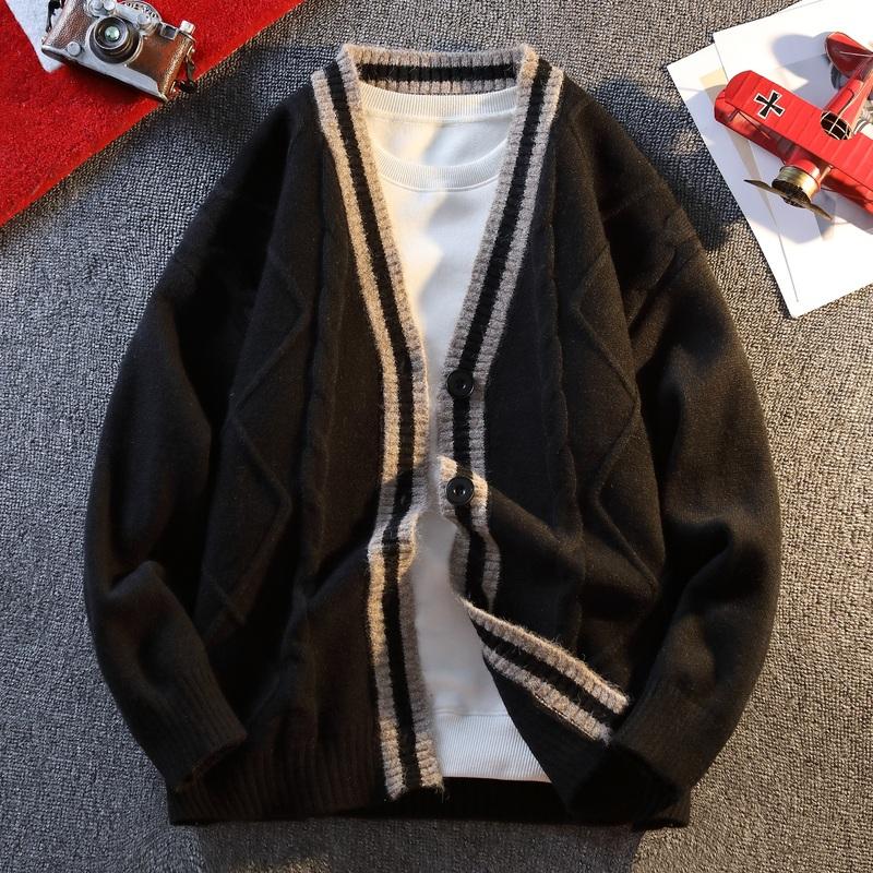 Men’s V-neck diamond cable-knit cardigan is a single-breasted sweater coat crafted from thick, soft knit fabric. With retro style, it can be worn alone or layered, suitable for daily commuting and outdoor outings.