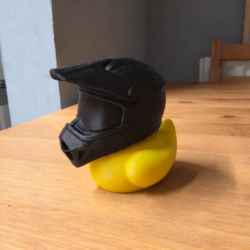 Mini Creative Desk Decoration Duck Figure with Helmet, Perfect for Living Room, Office, All Occasions, Ideal Gift, Made of Plastic