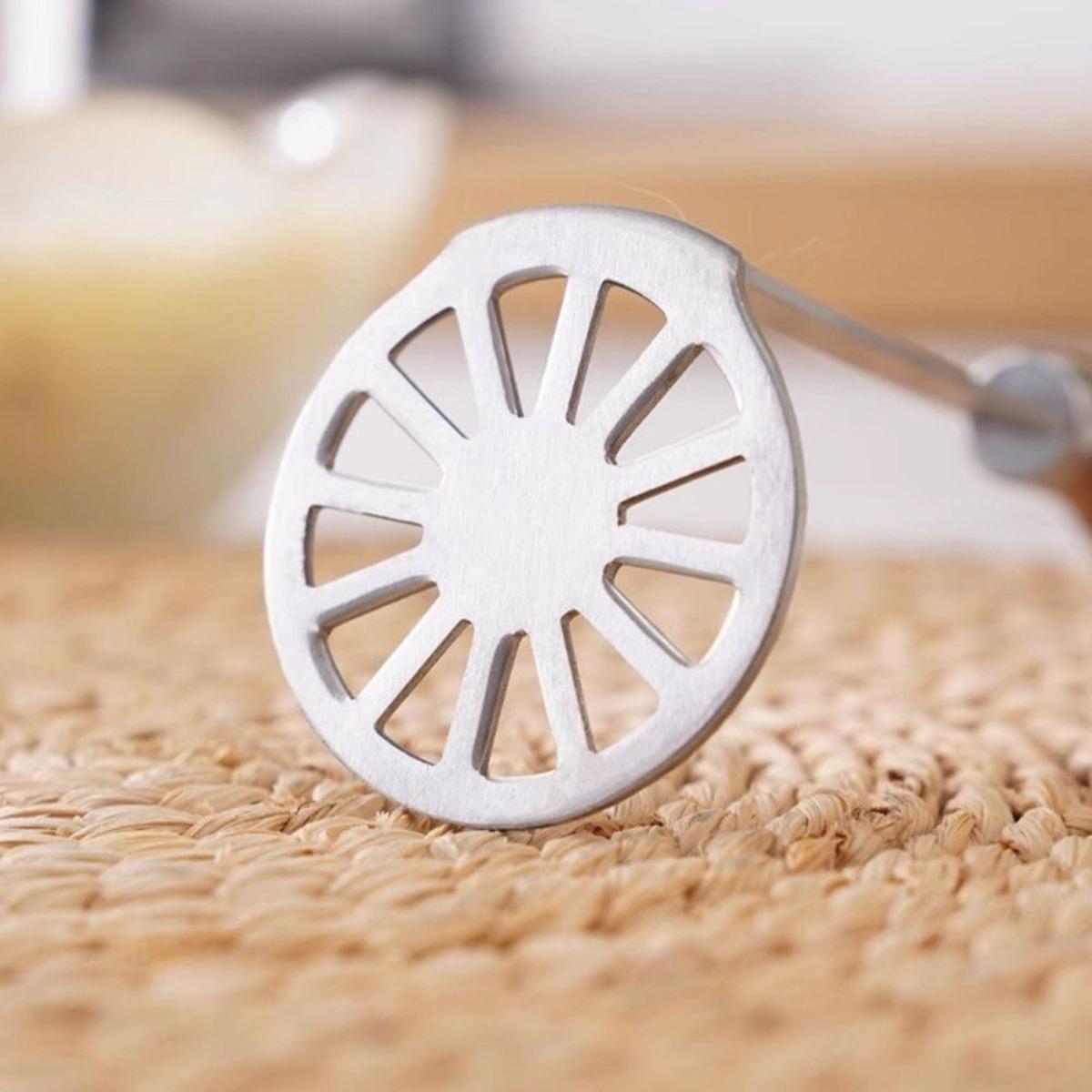 Manual potato masher, lemon juicer, manual press non-stick potato masher with non-slip wooden handle, rust-proof food masher. Potato mashing, food preparation, compact design