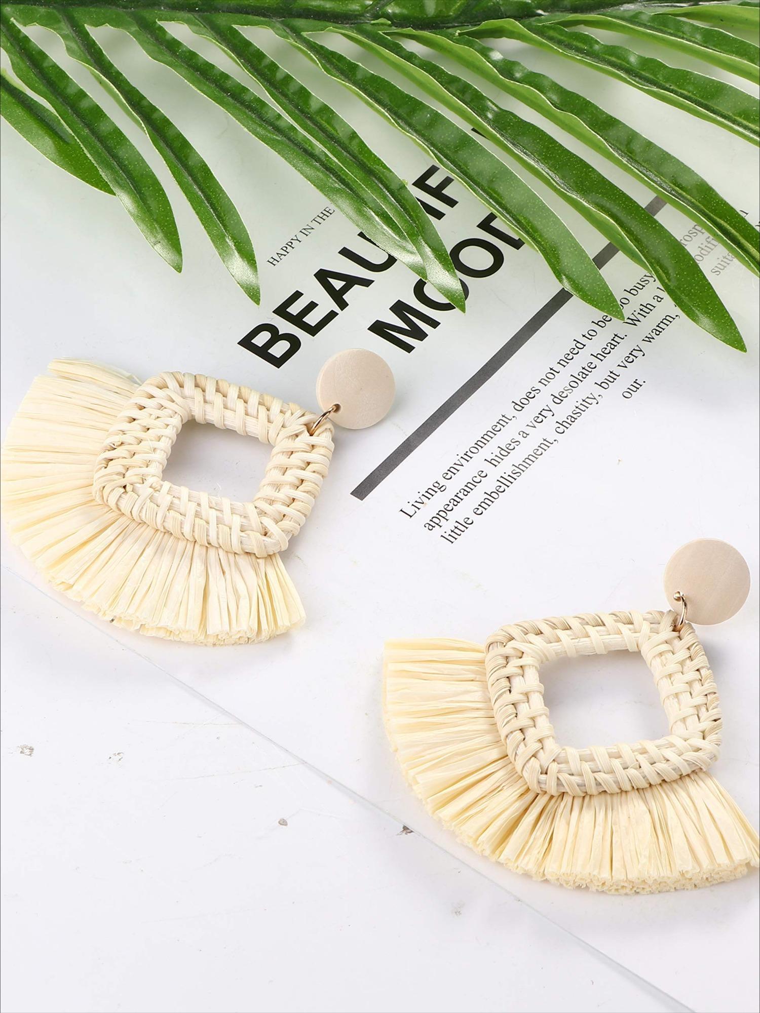 1 Pair Bohemian Beige Rattan Raffia Fringe Dangle Earrings for Women Men Handmade Natural Woven Straw with Elegant Wooden Decor Lightweight Fashionable Hypoallergenic Posts Provide Safe Comfortable Wearing Experience