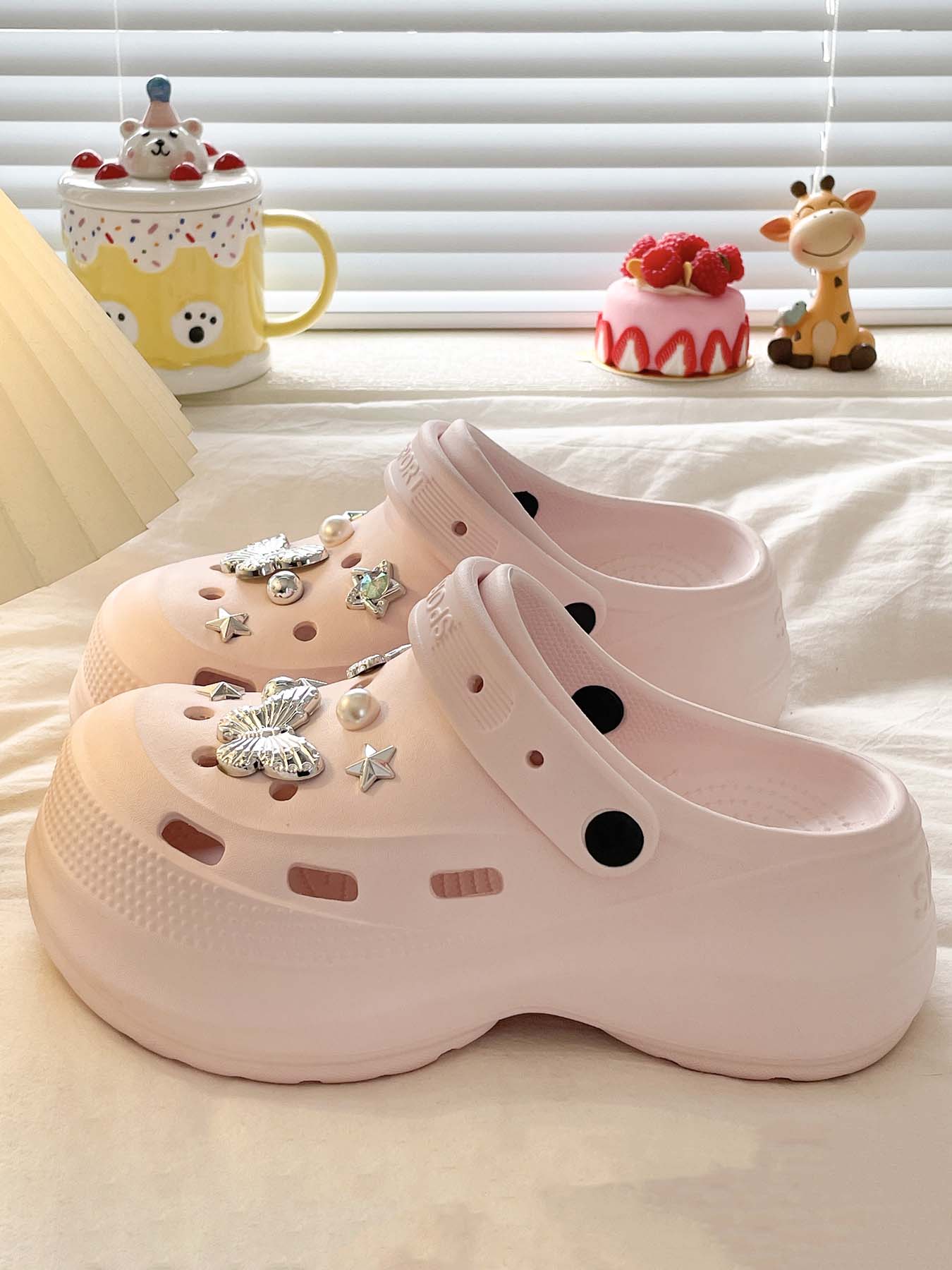 2026 New Fashion Versatile Holey Shoes for Women, Eva Comfortable Breathable Thick Sole, Simple Casual Beach Sandals, Outdoor Garden Shoes, Slipper, Slippers Shoes