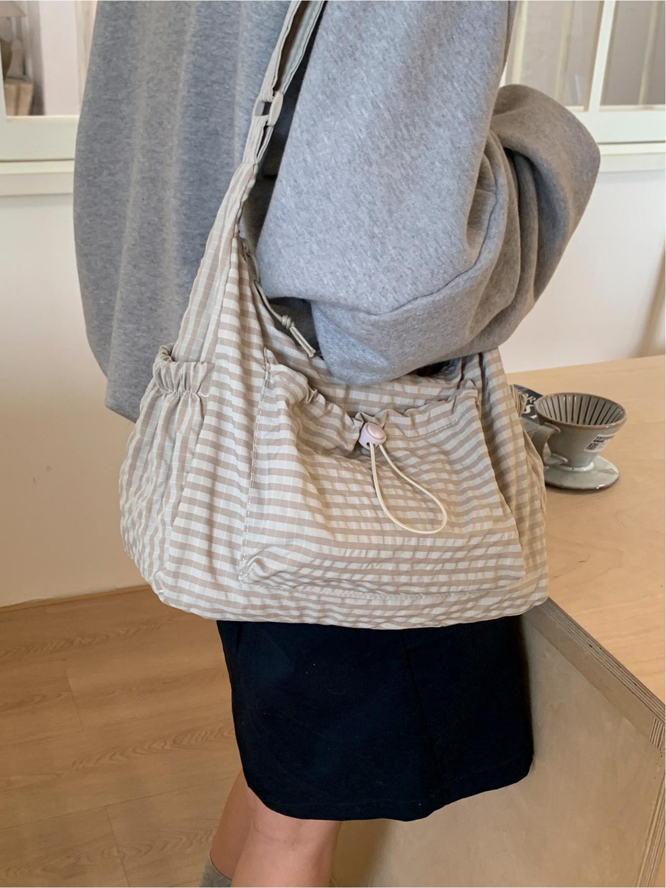 Japanese-style minimalist plaid canvas bag, large capacity, 2025 new autumn/winter casual shoulder/crossbody bag, high-end commuter dumpling bag, zip closure, suitable for campus, workplace, commuting, casual shopping, and everyday accessories.